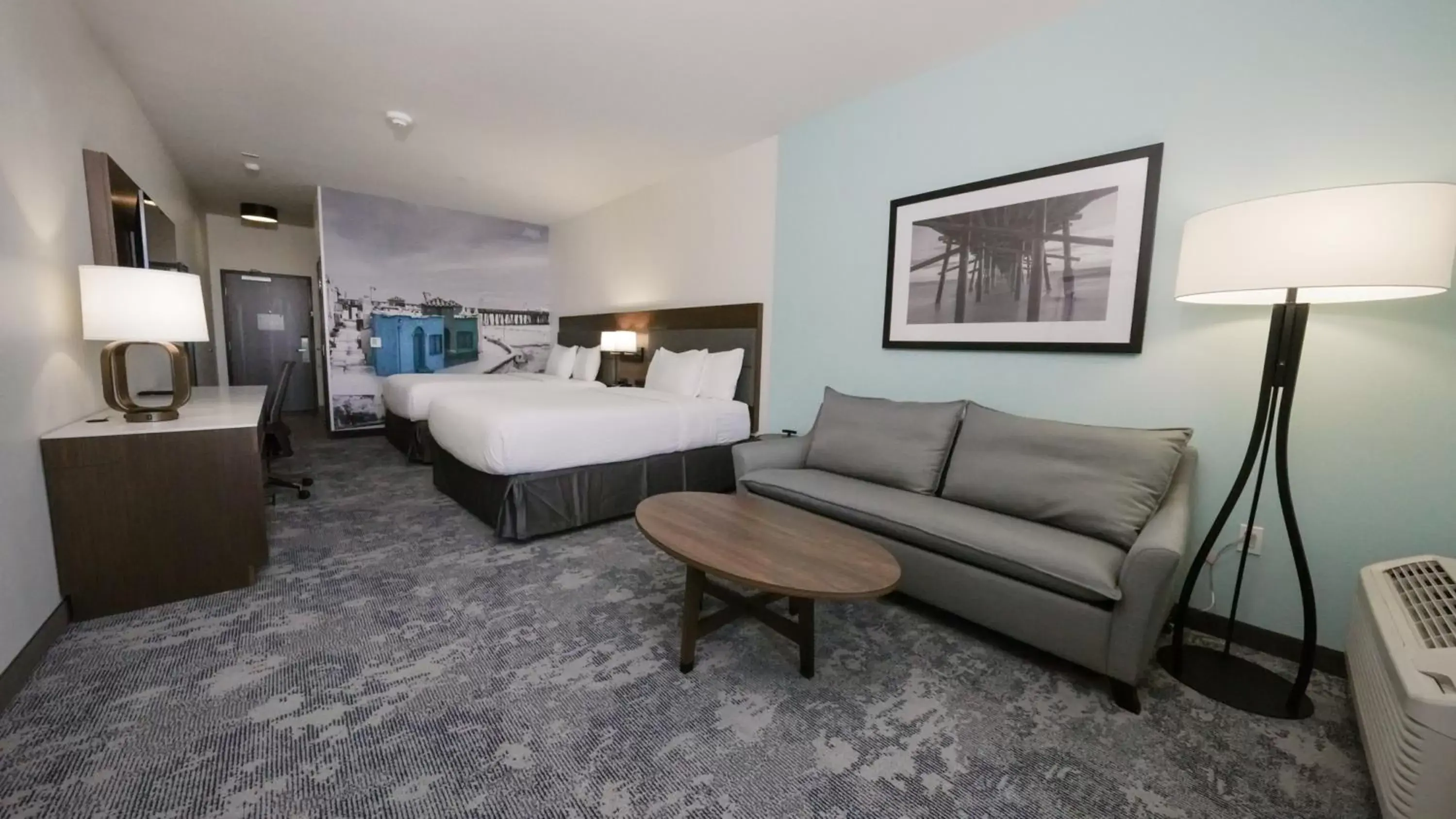 Bed, Seating Area in La Quinta Inn & Suites by Wyndham Santa Cruz