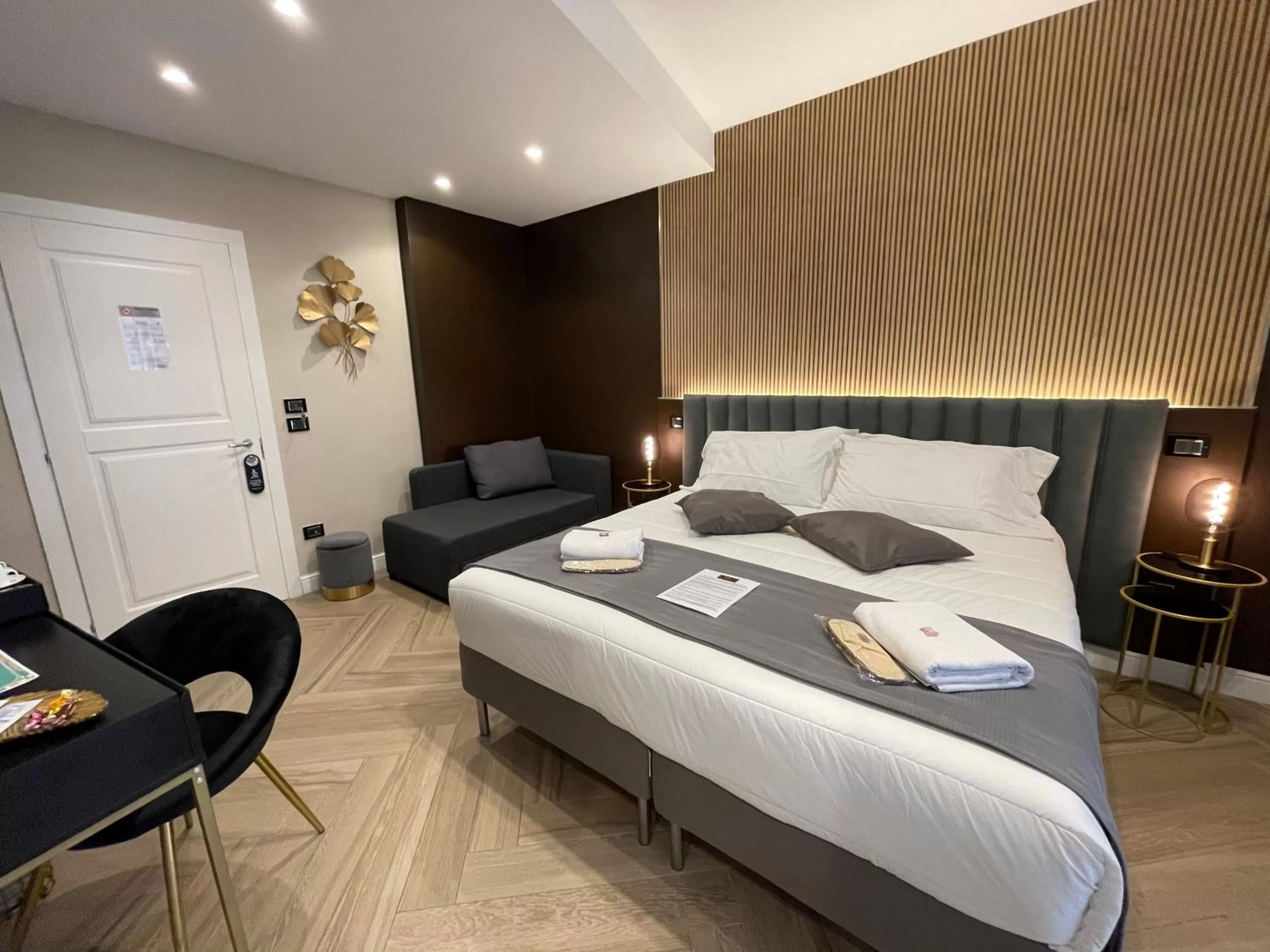 Bed in Pompeii Central Home