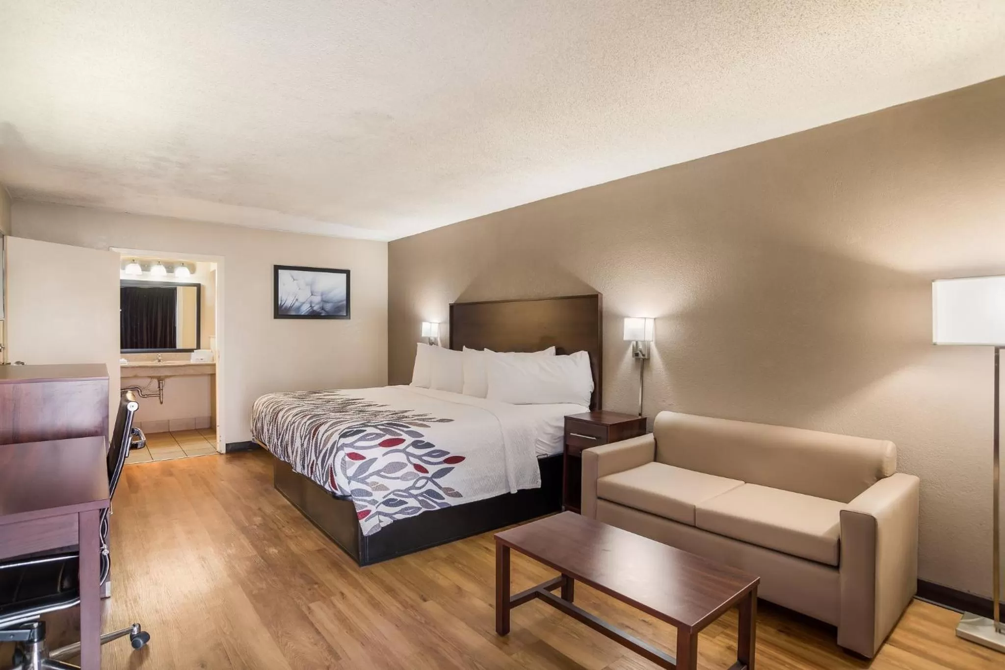 Photo of the whole room, Bed in Red Roof Inn Baltimore South Glen Burnie