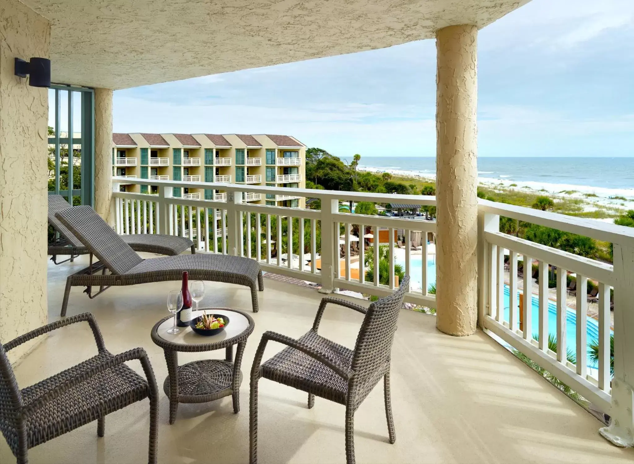 Lounge or bar, Balcony/Terrace in Omni Hilton Head Oceanfront Resort