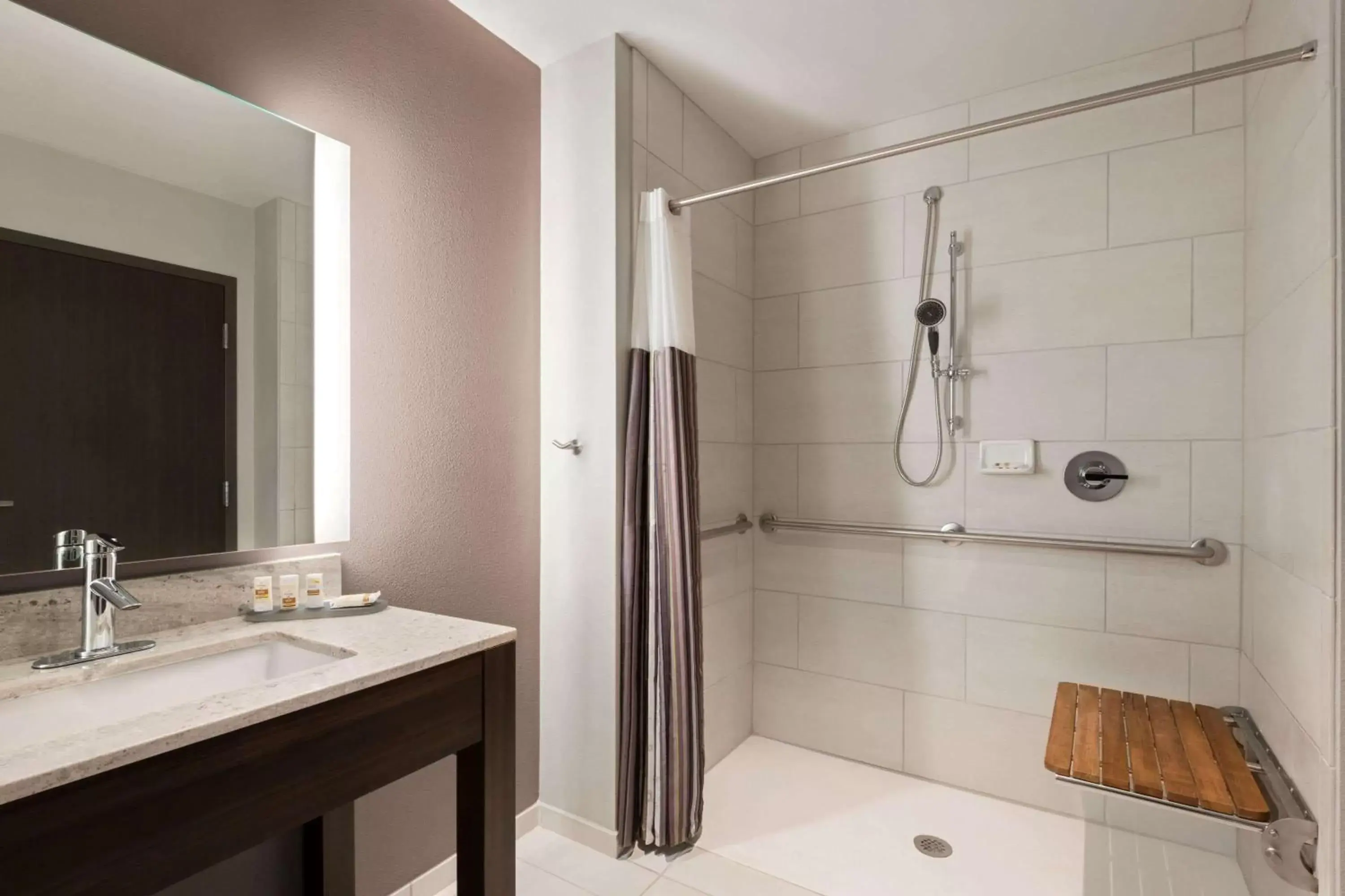 Bathroom in La Quinta Inn & Suites by Wyndham Orlando I-Drive Theme Parks