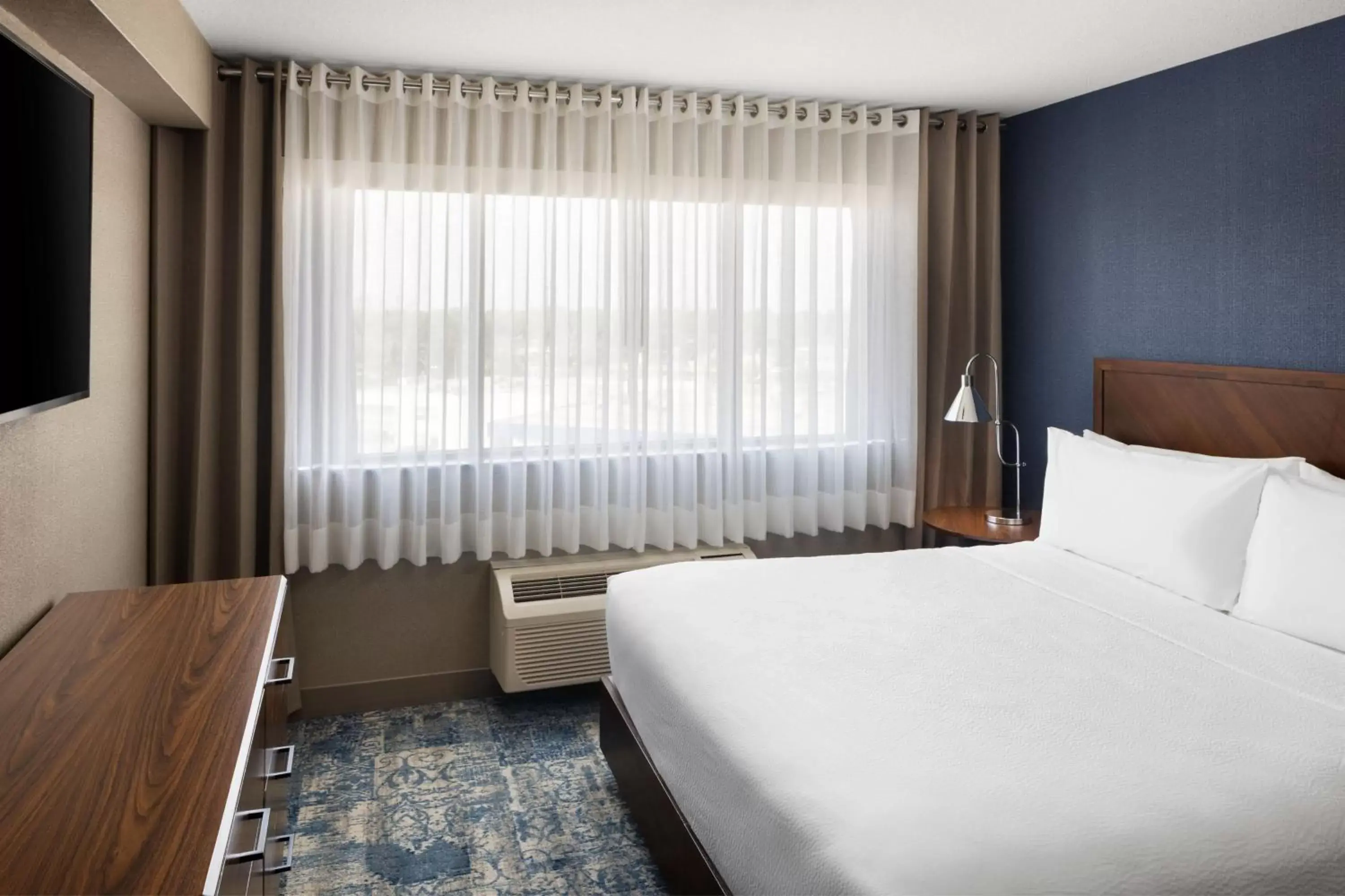 Bedroom, Bed in Four Points by Sheraton Edmonton South