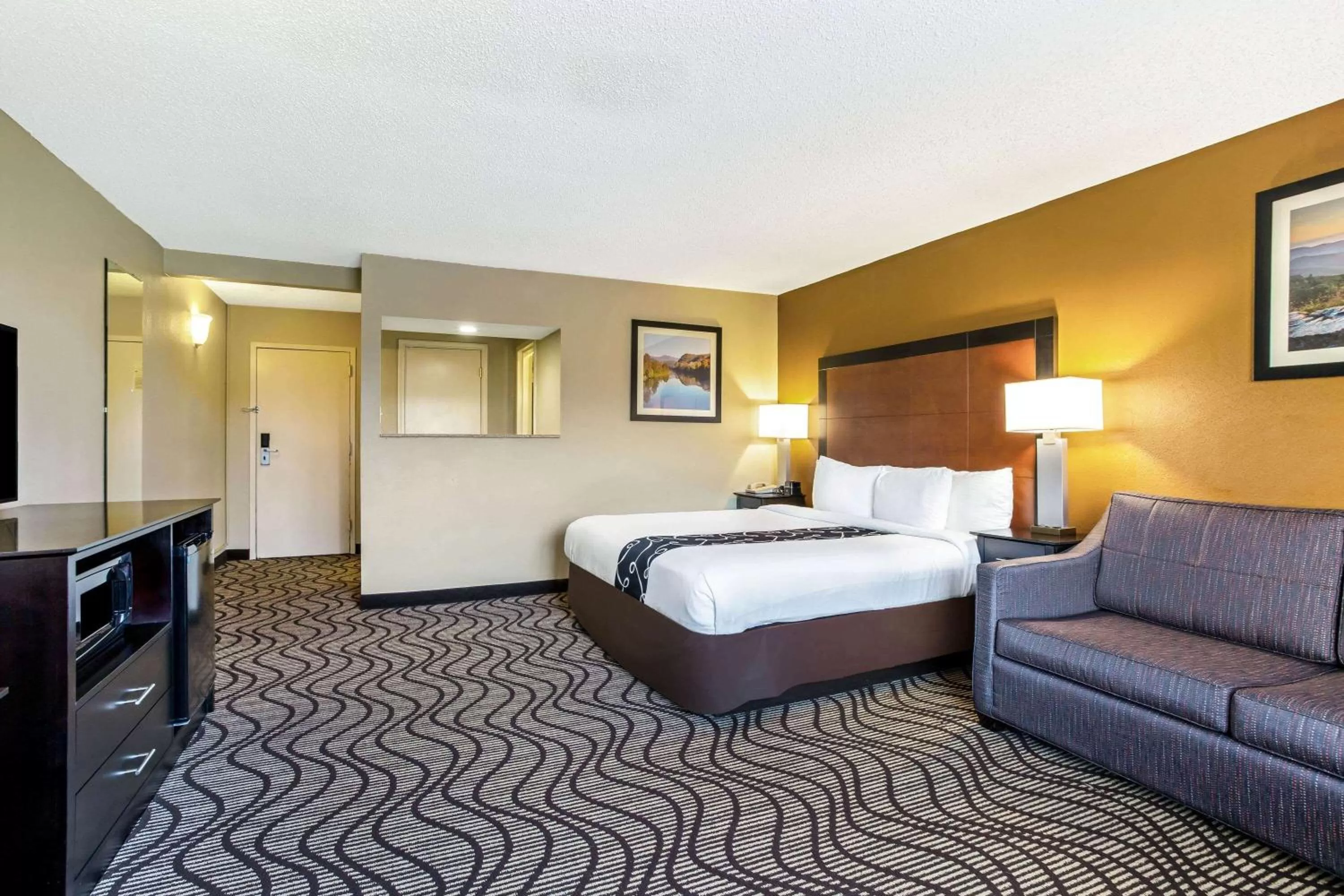 Photo of the whole room, Bed in La Quinta by Wyndham Wytheville