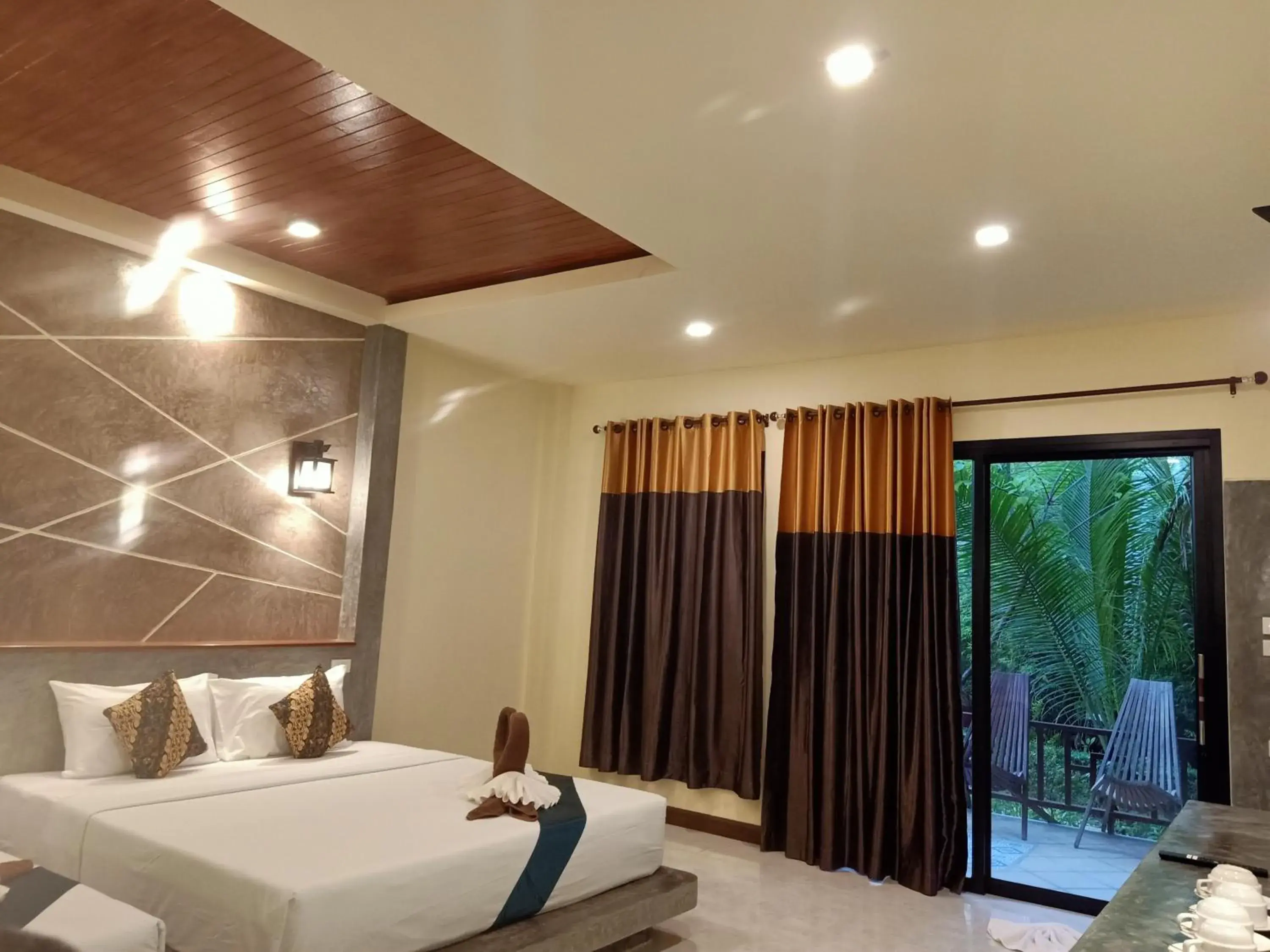 Bed in Lanta Pearl Beach Resort