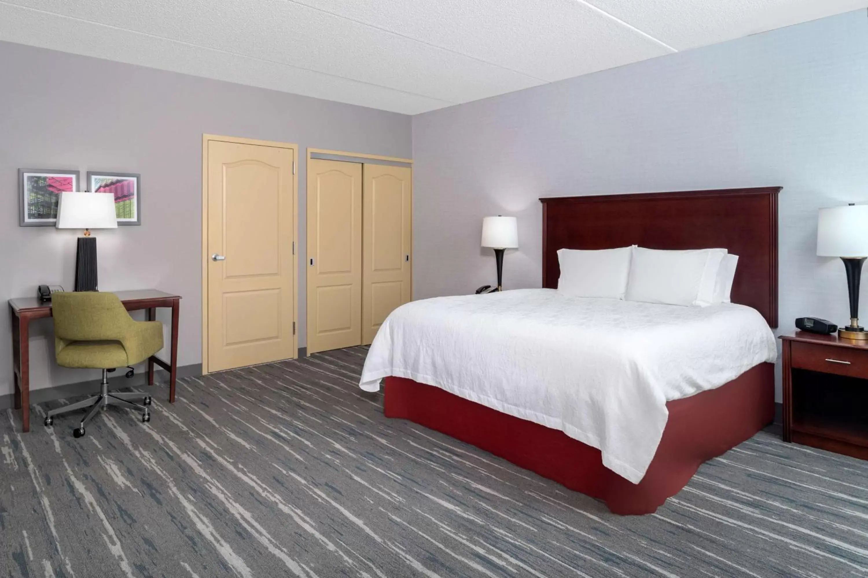 Bedroom, Bed in Hampton Inn & Suites Minneapolis St. Paul Airport - Mall of America