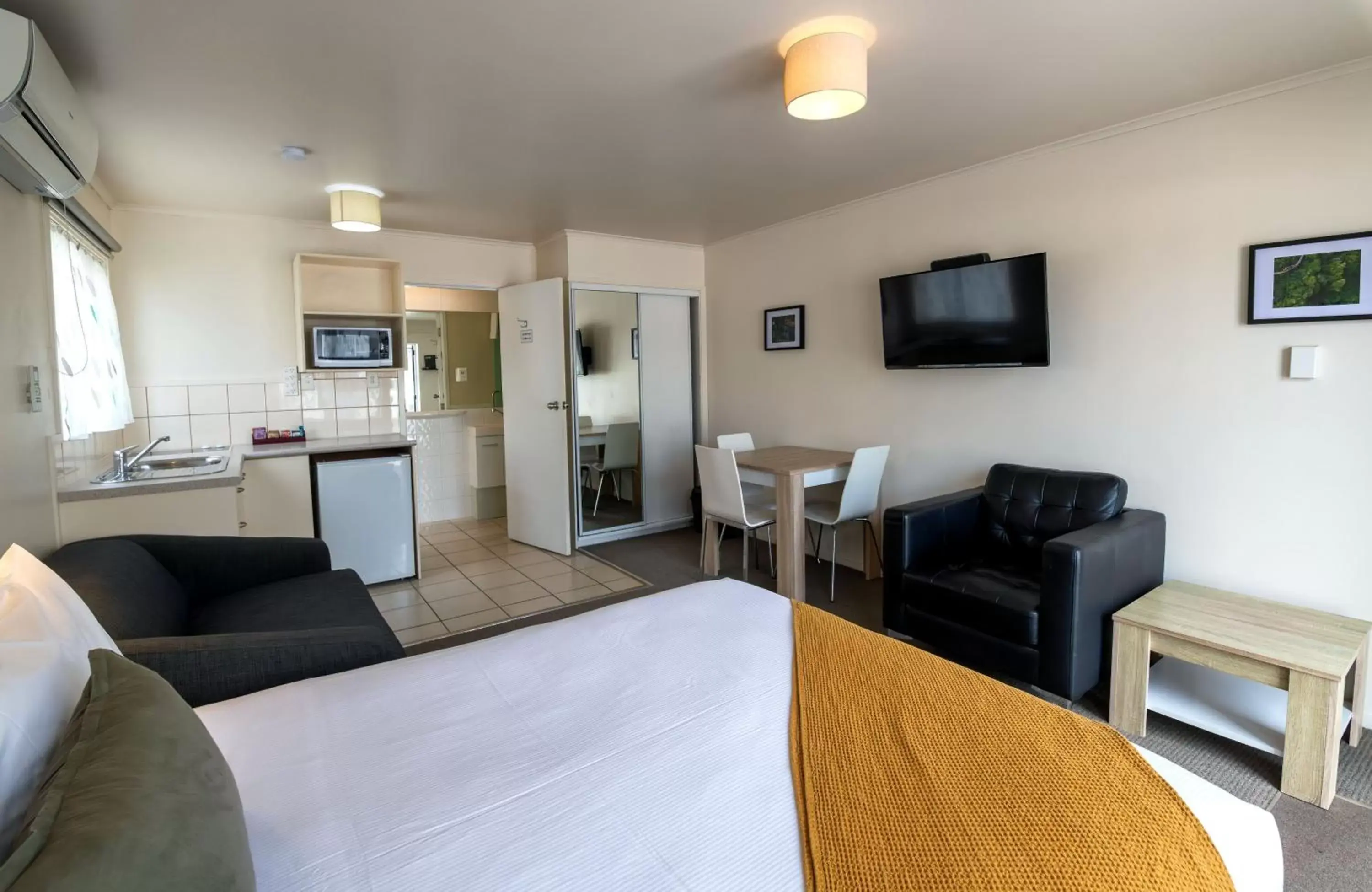 Photo of the whole room, TV/Entertainment Center in Best Western Braeside Rotorua