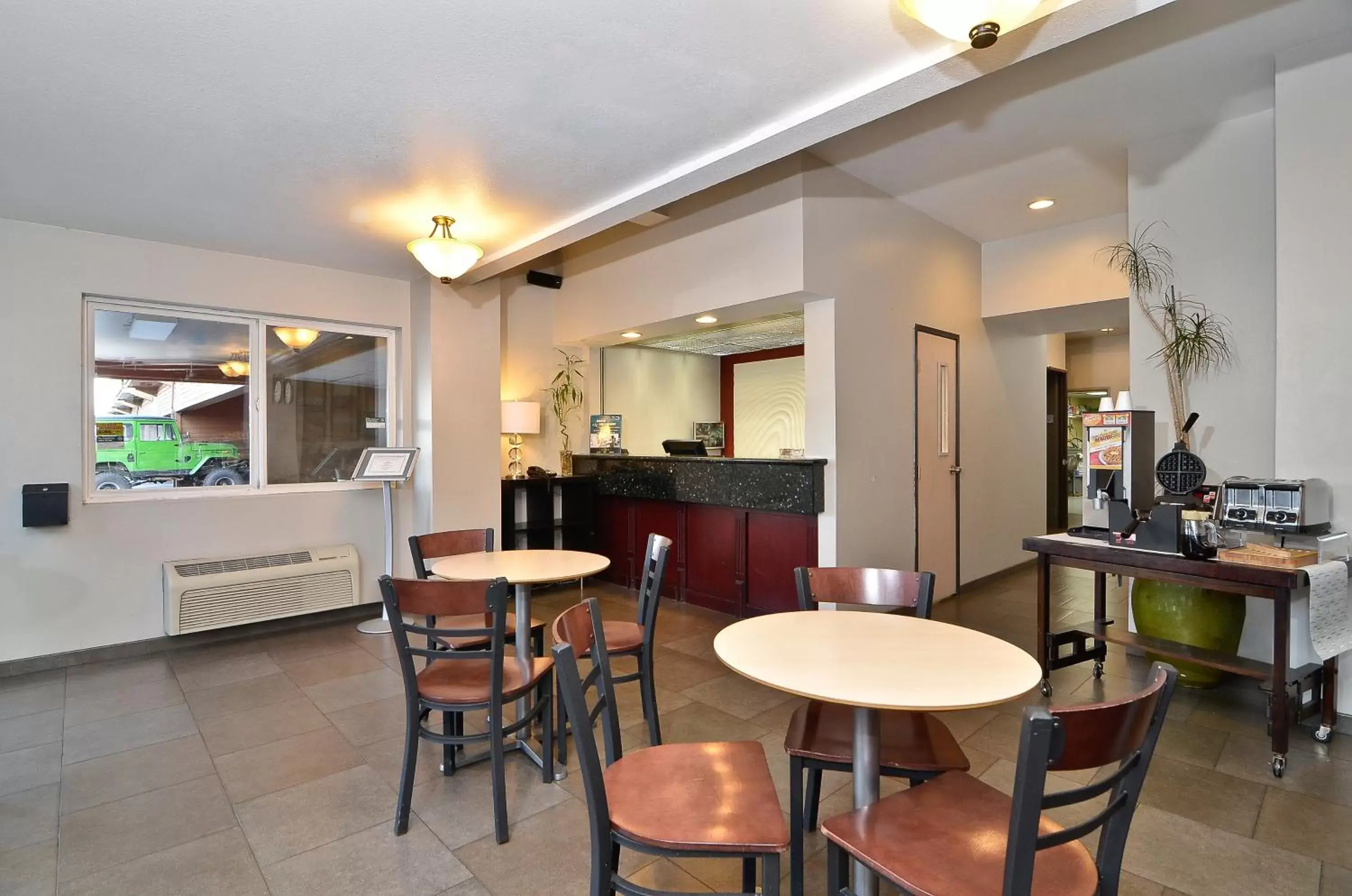 Restaurant/places to eat, Lounge/Bar in Clackamas Inn and Suites