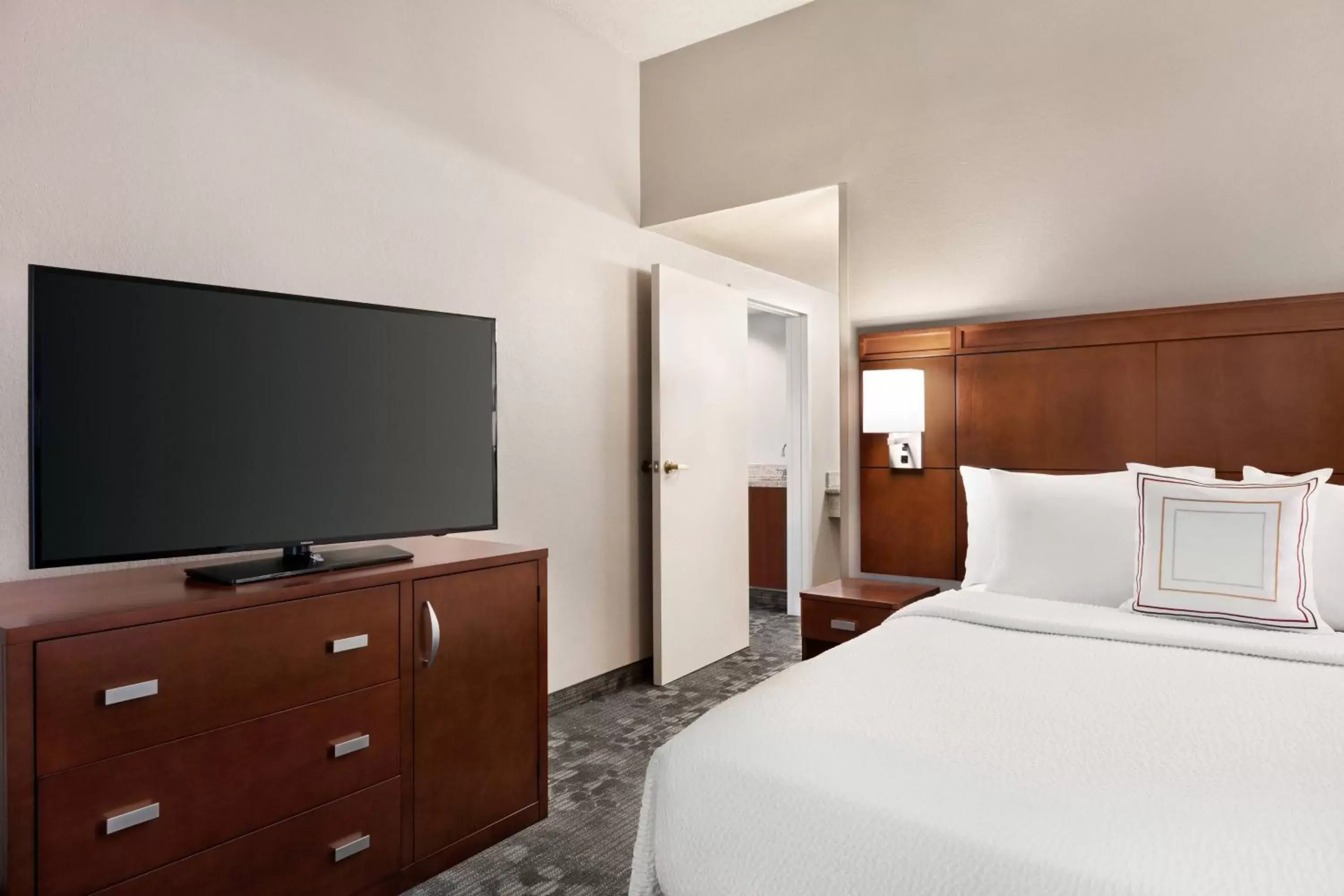 Bedroom, Bed in Courtyard by Marriott Tulsa Central