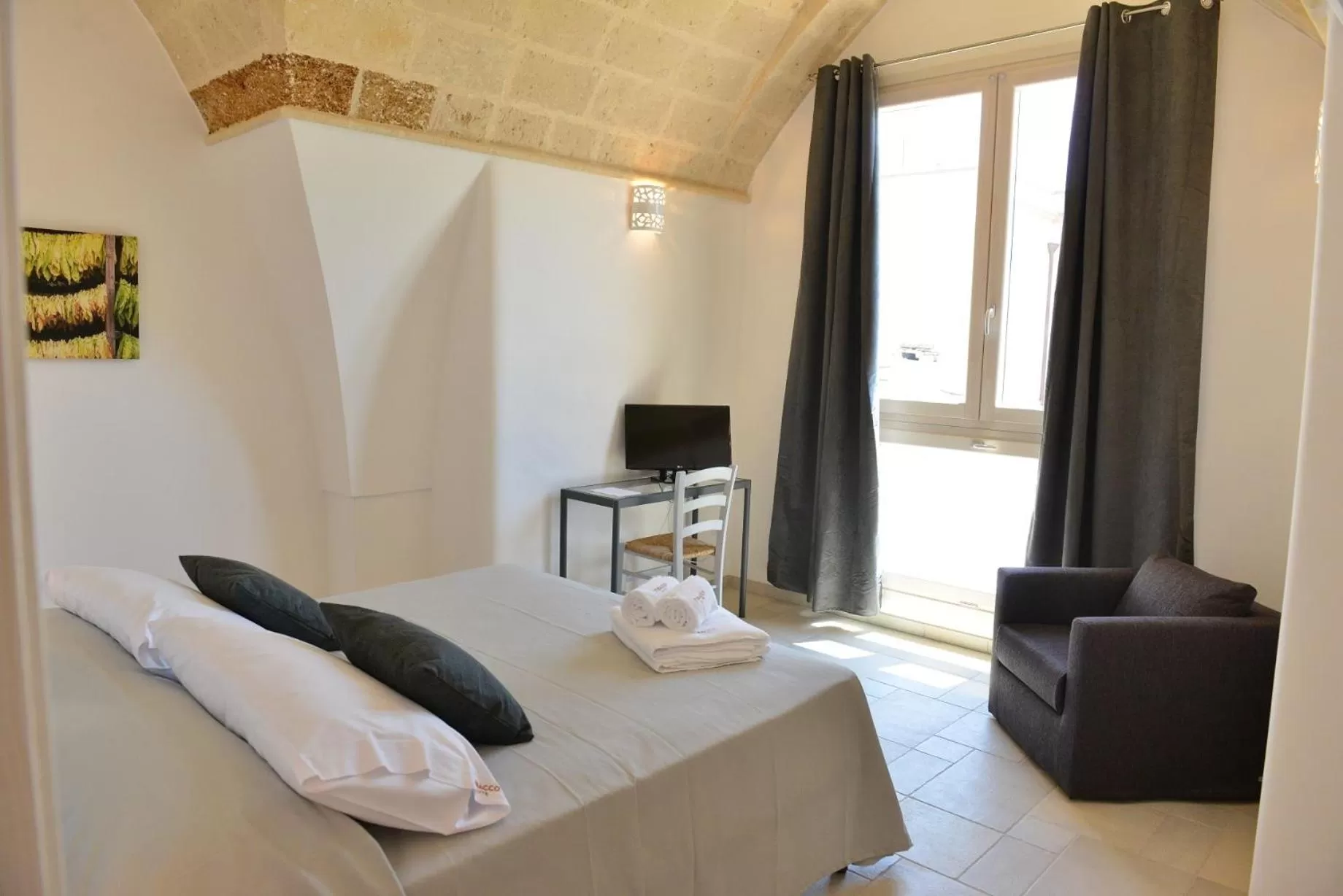 Bedroom, Bed in Tobacco Suite