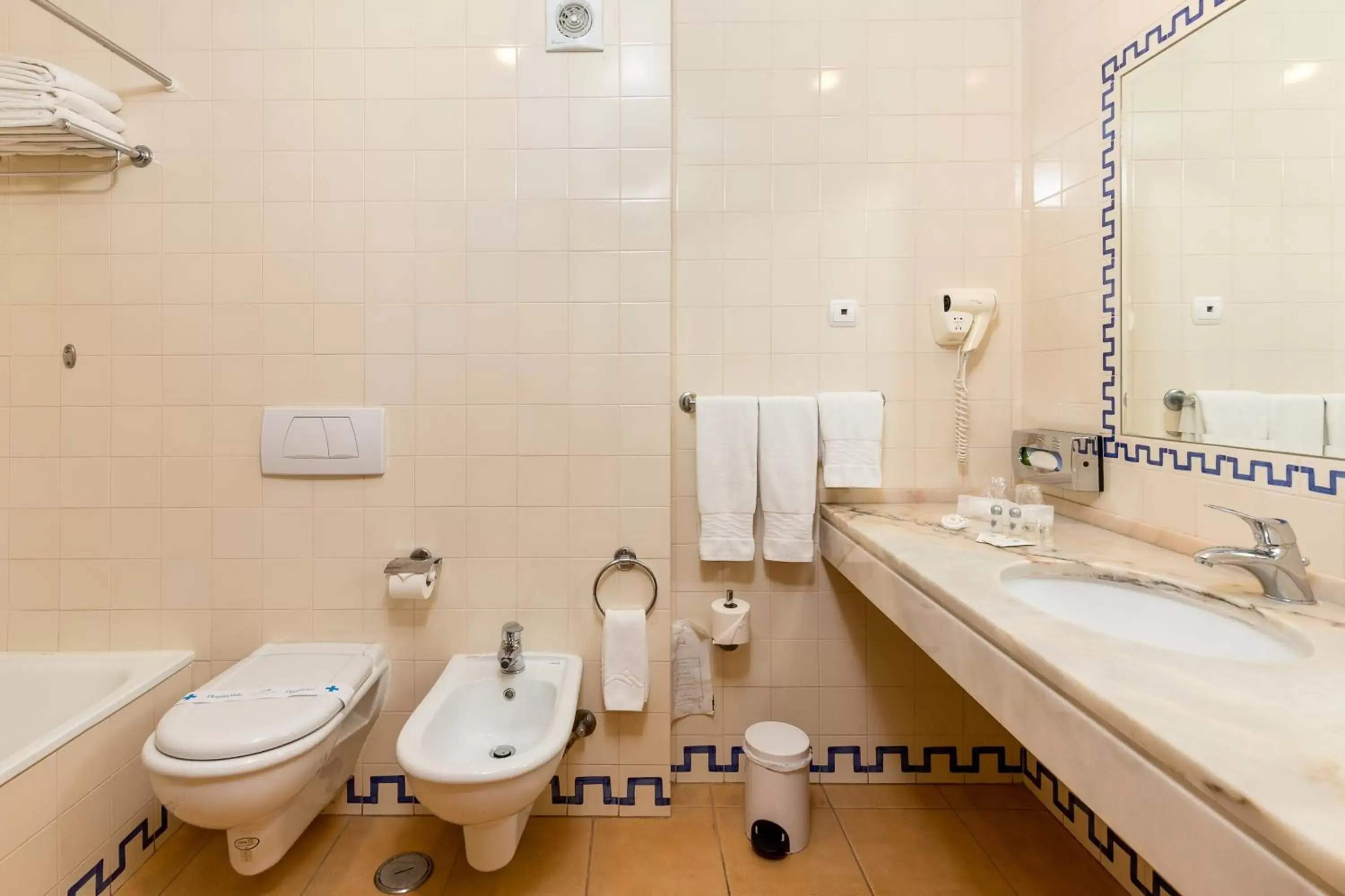 Toilet, Bathroom in Hotel Apartamento Dunamar
