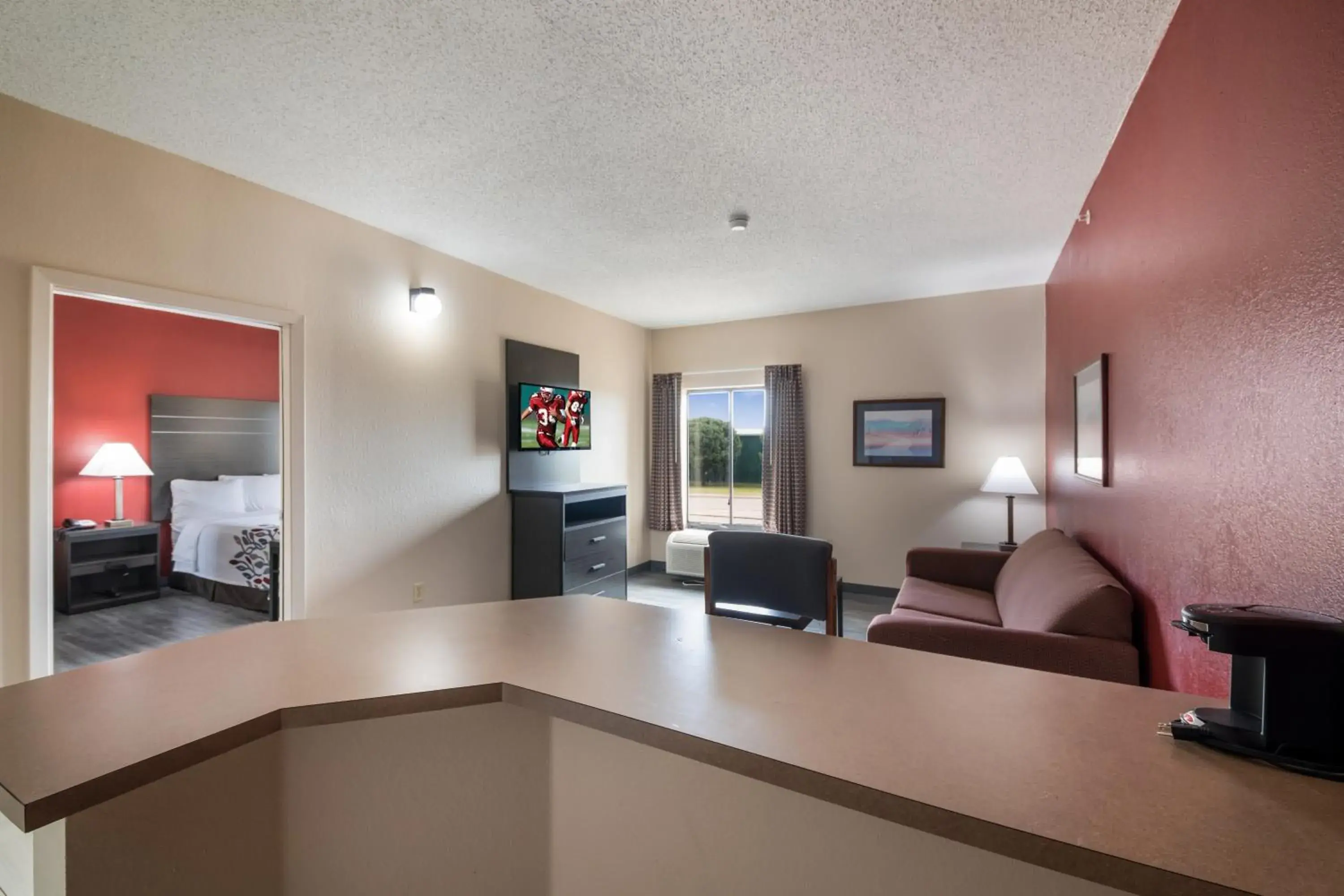 Bedroom, Lounge/Bar in Red Roof Inn & Suites Austin East - Manor