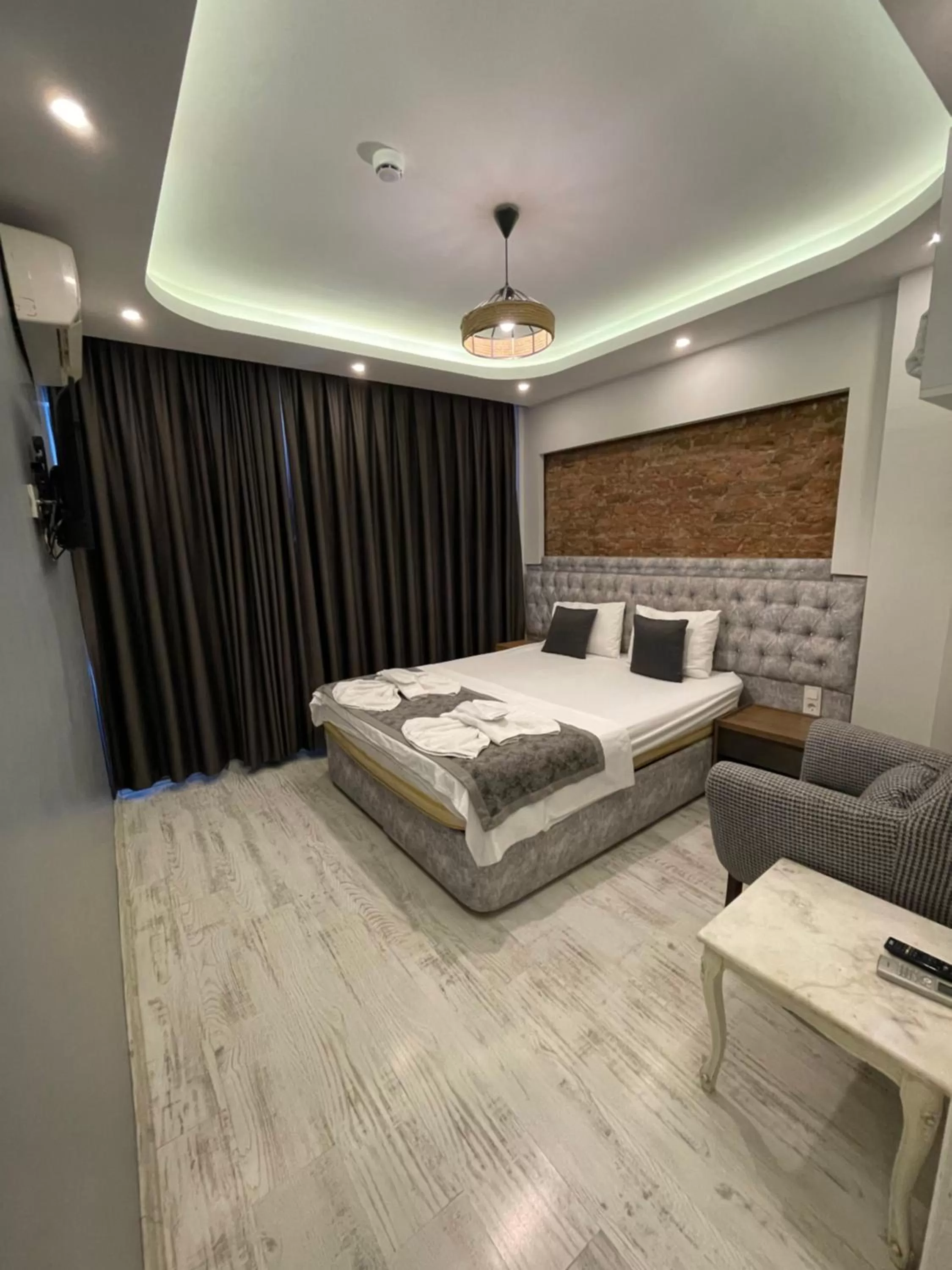 TV and multimedia, Bed in Arat Apartments