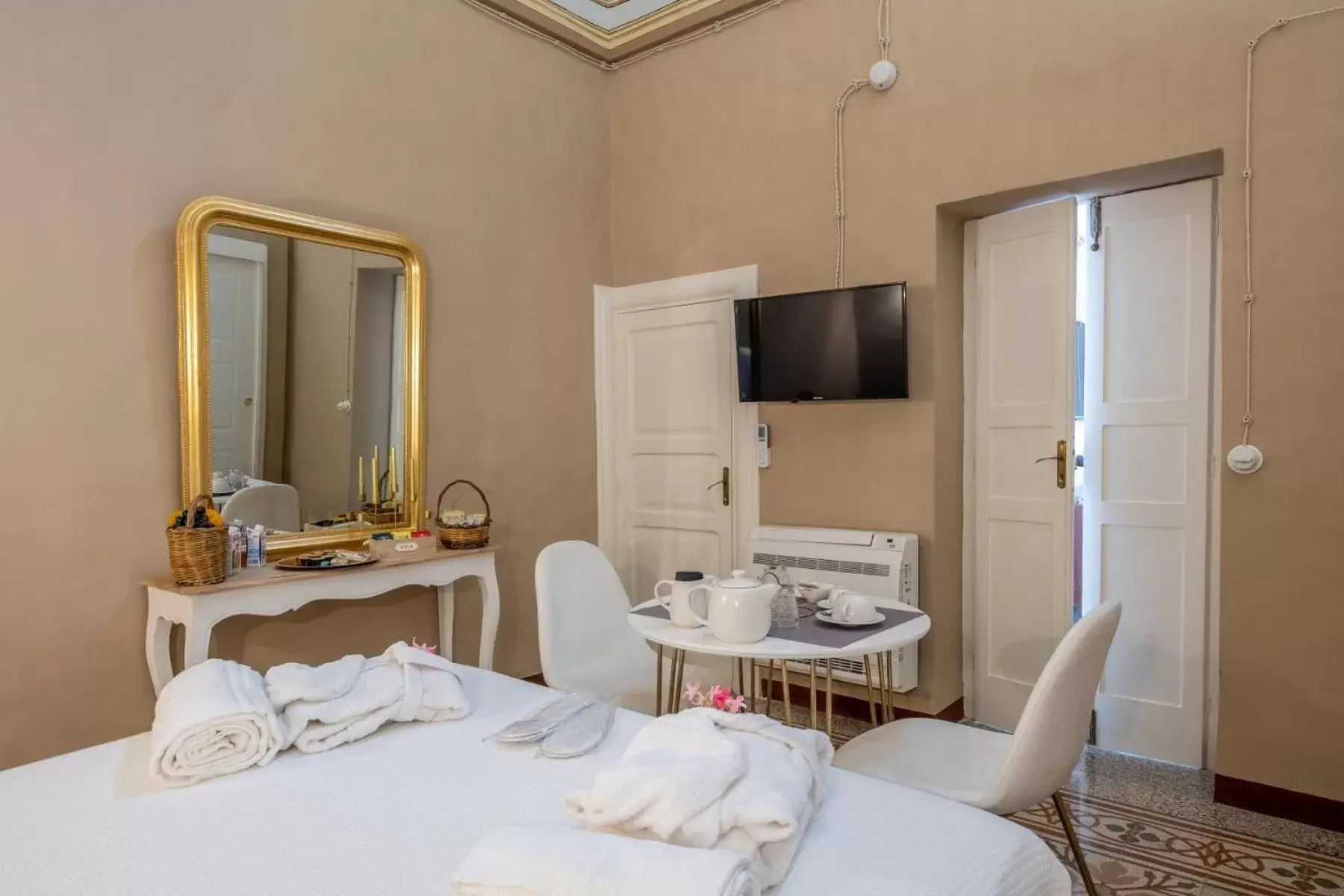 Photo of the whole room, TV/Entertainment Center in Dama Bianca Boutique Hotel Ostuni