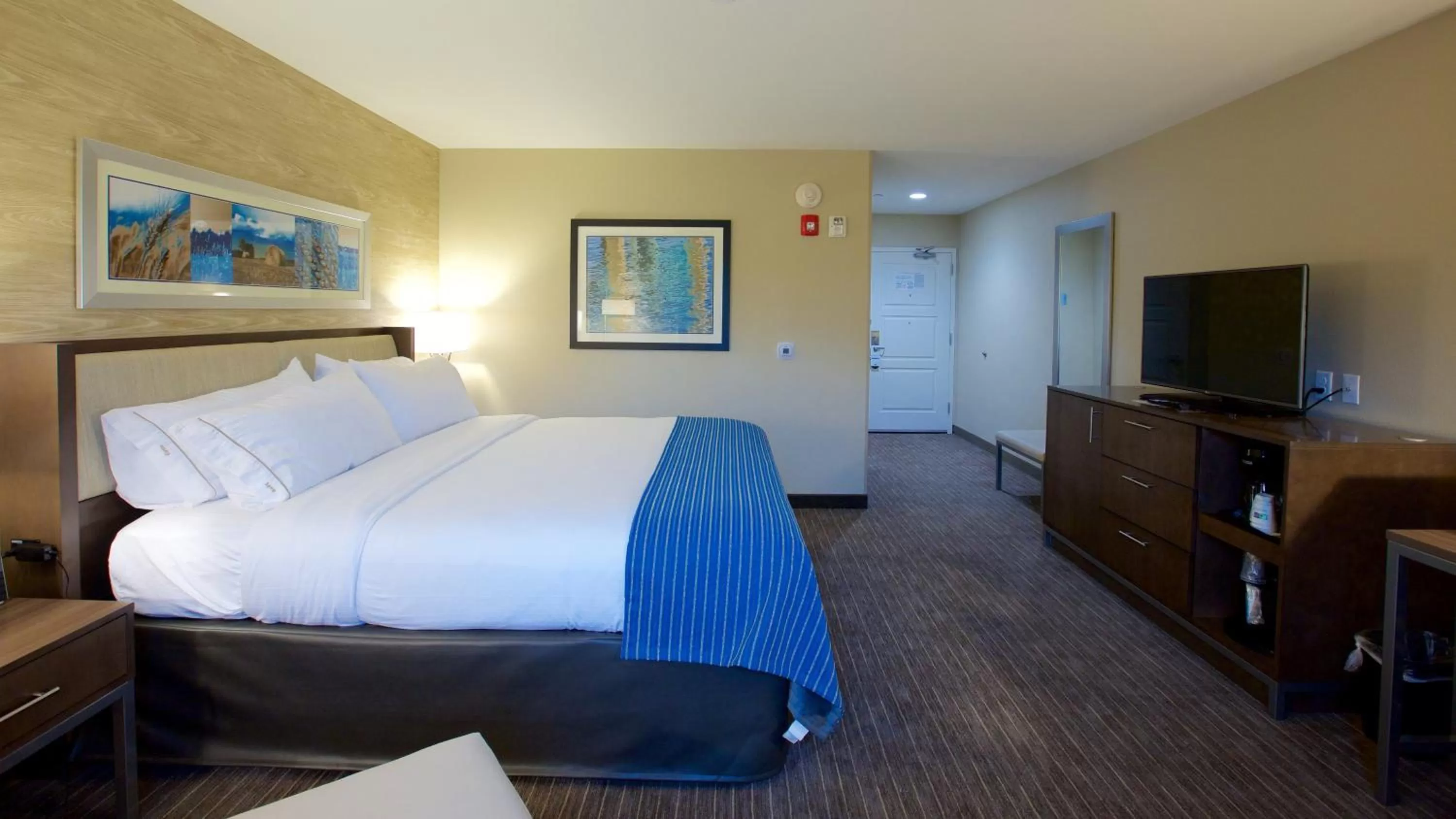 Photo of the whole room, Bed in Holiday Inn Express Fargo SW I94 Medical Center, an IHG Hotel