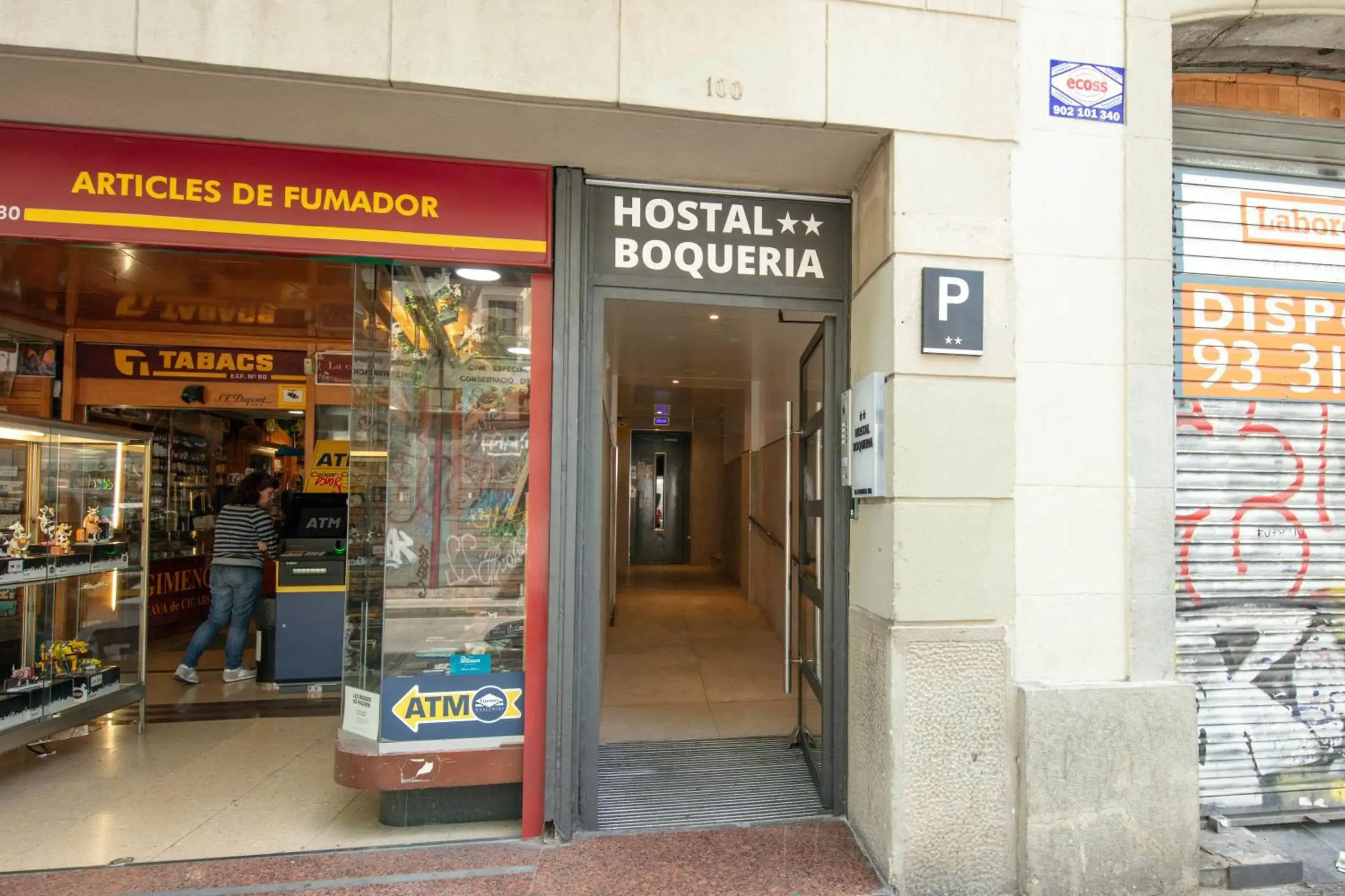 Facade/entrance in Hostal Boqueria