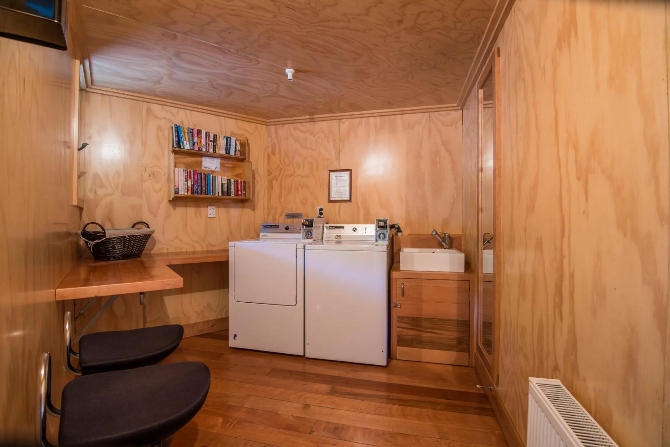 Area and facilities in Coronation Lodge