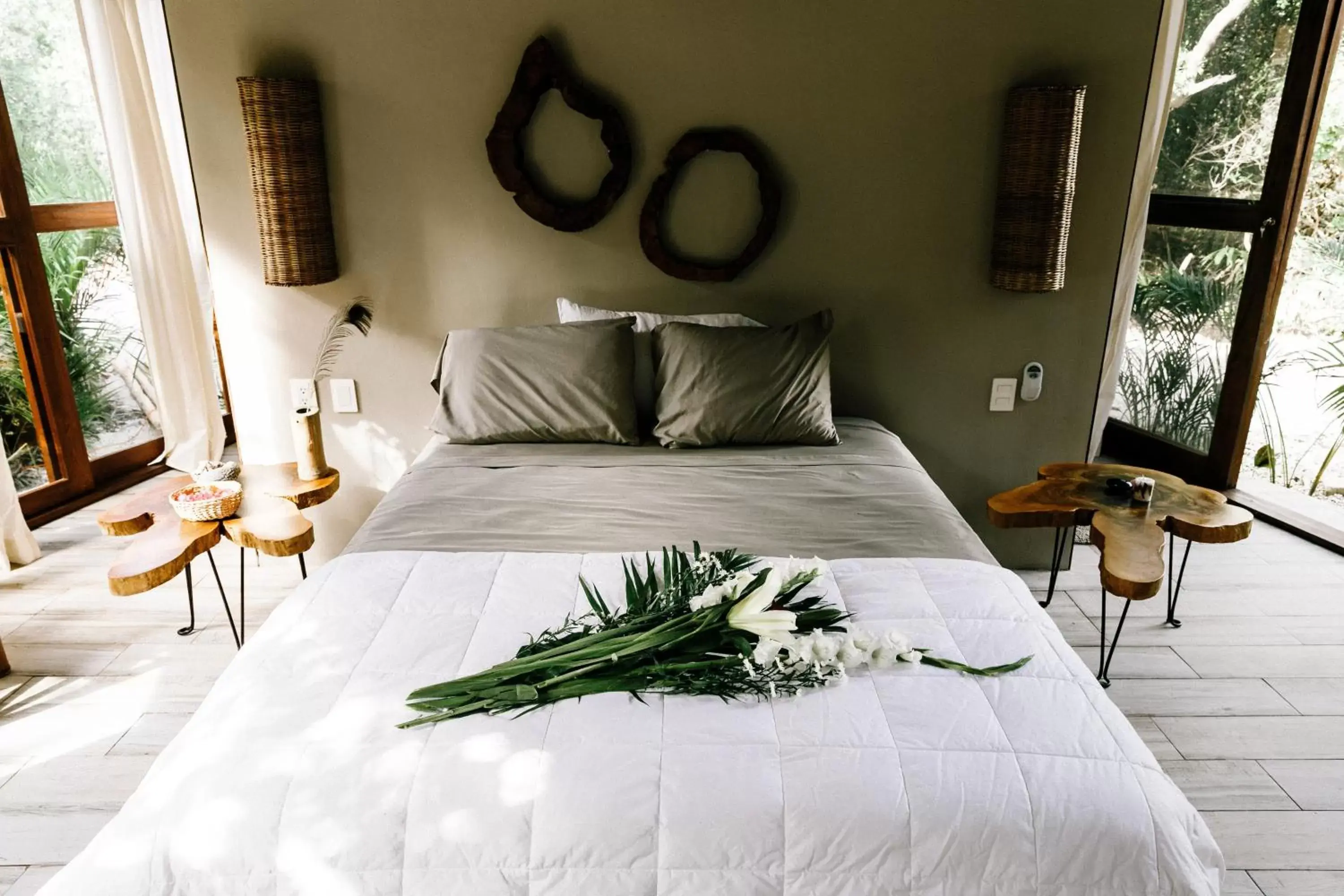 Bed in Mamasan Treehouses & Cabins