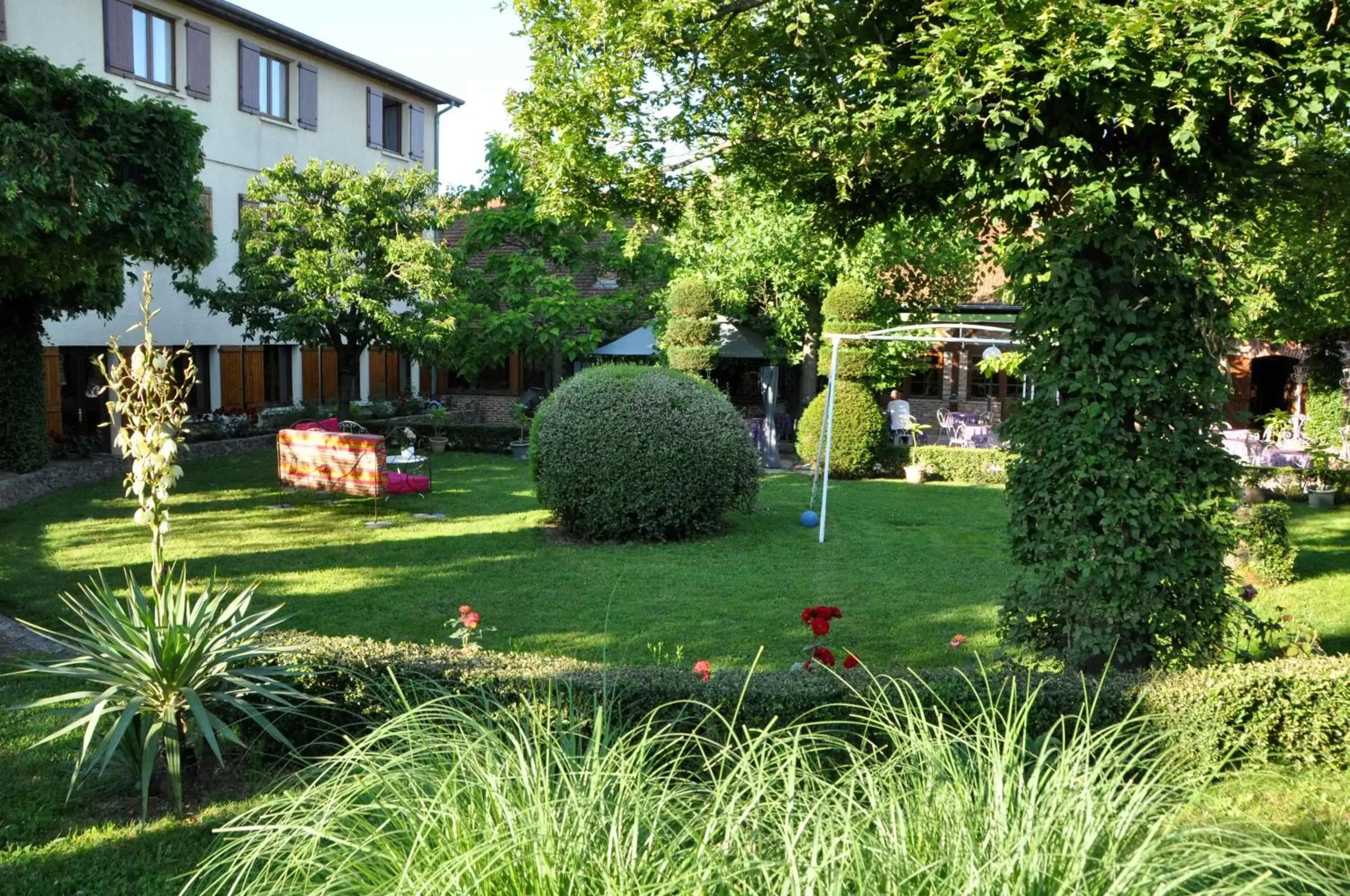 Garden view, Property Building in Hôtel Le Dahu