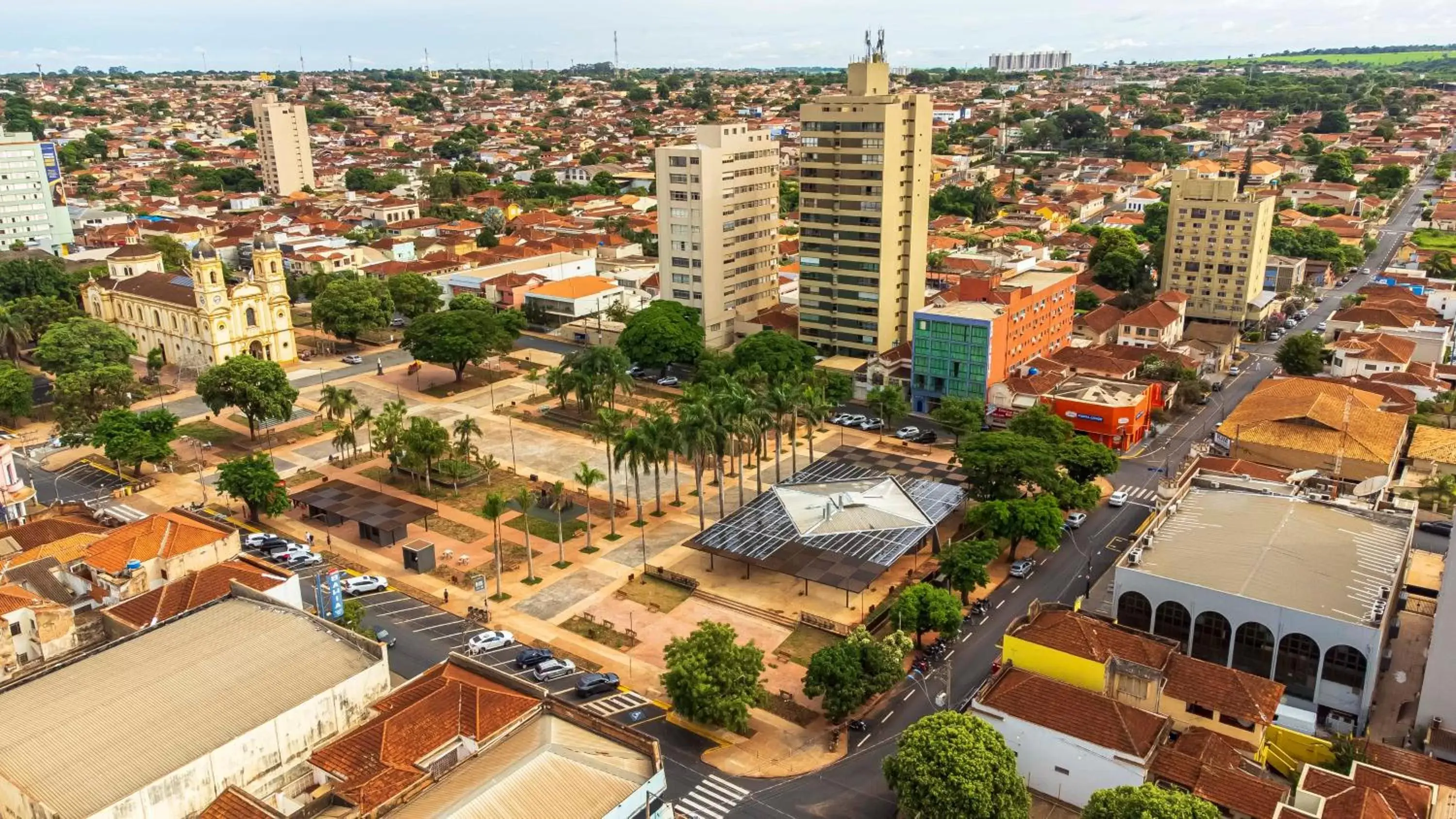 Neighbourhood, Bird's-eye View in Dan Inn Barretos