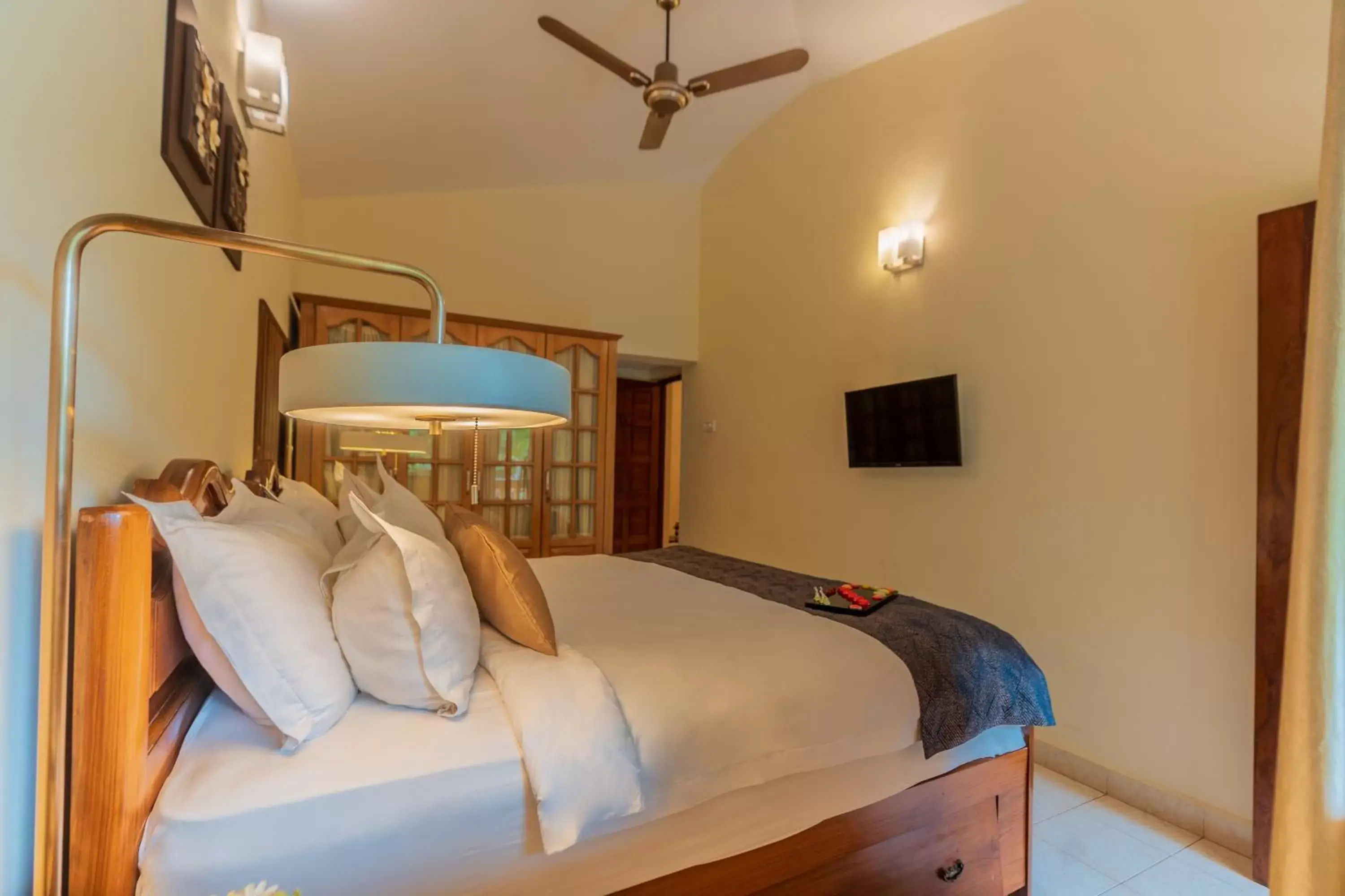 Bedroom, Bed in De Mandarin Beach Resort Suites & Villas, Candolim