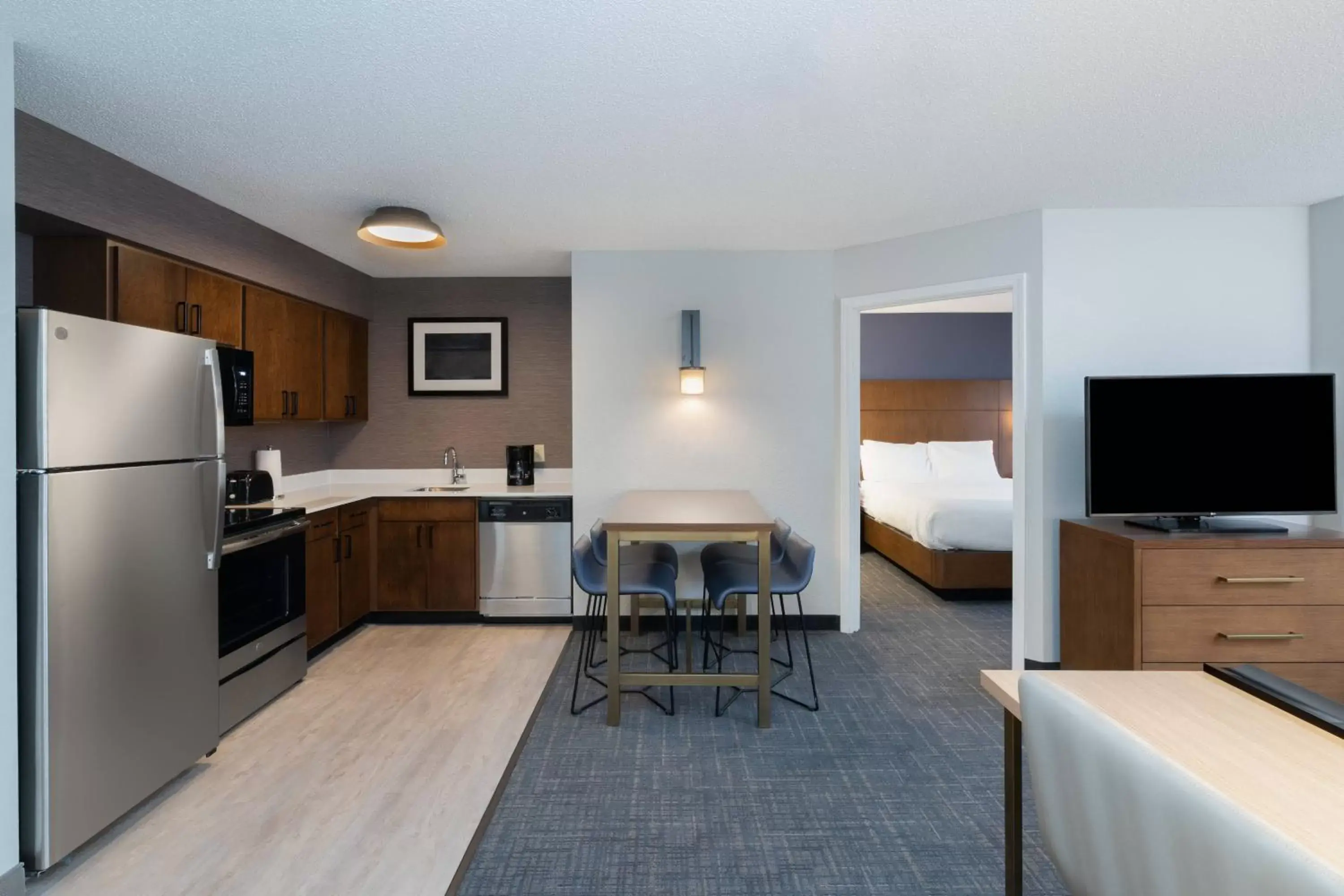 Bedroom, Kitchen/Kitchenette in Residence Inn by Marriott Charleston Airport
