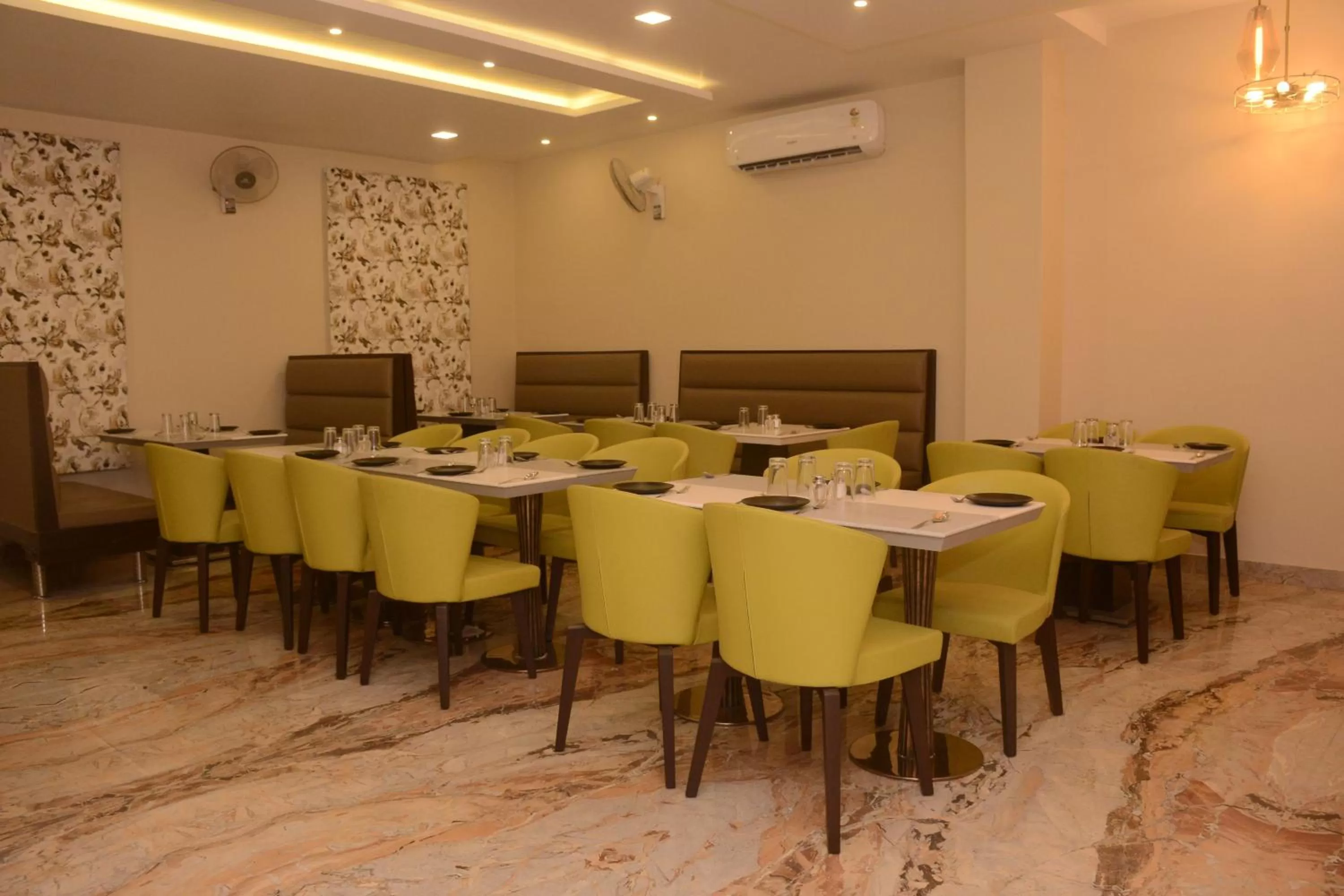 Restaurant/Places to Eat in Hotel Bharat