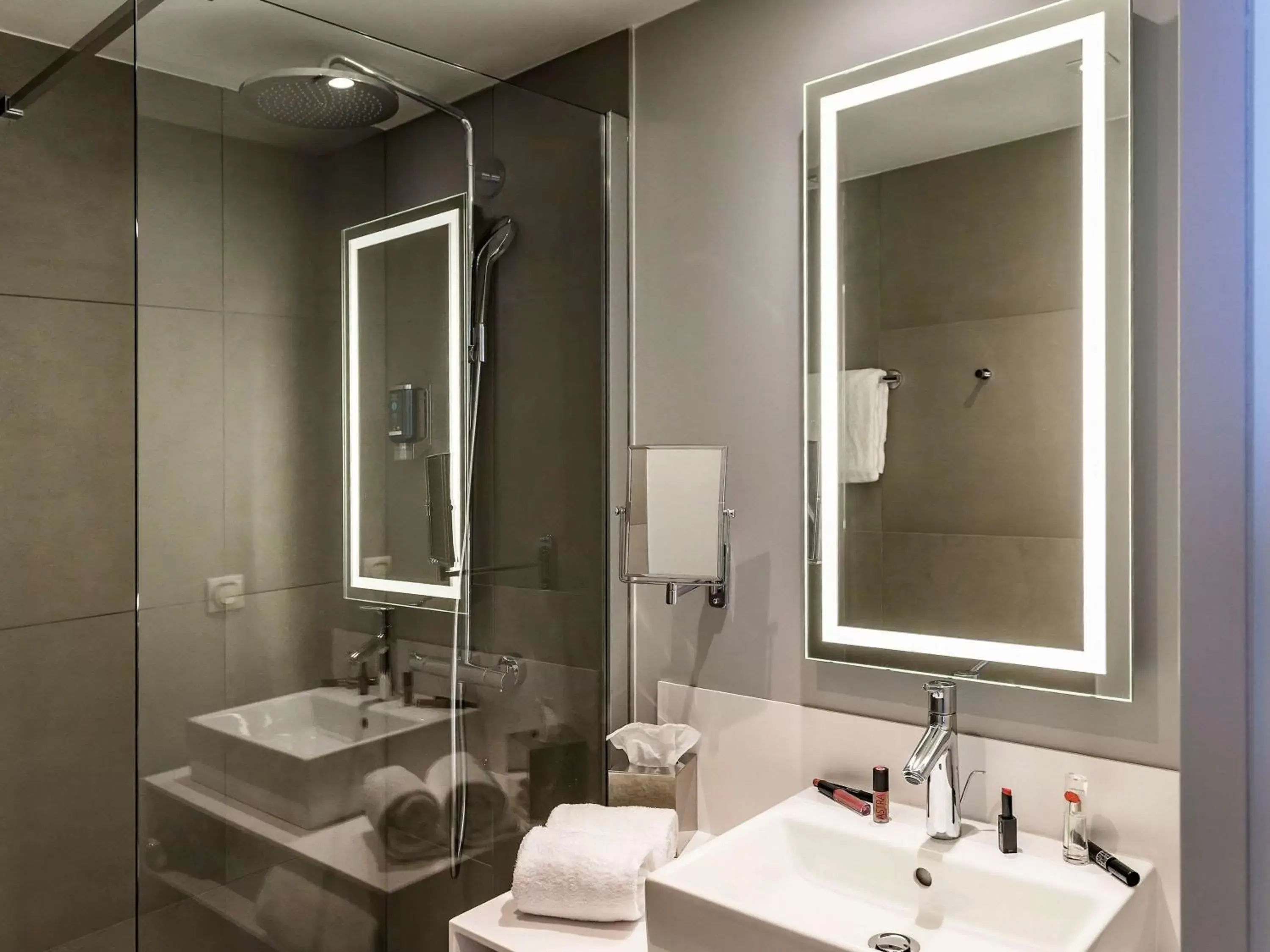 Photo of the whole room, Bathroom in Novotel Saint-Étienne Centre Gare Châteaucreux