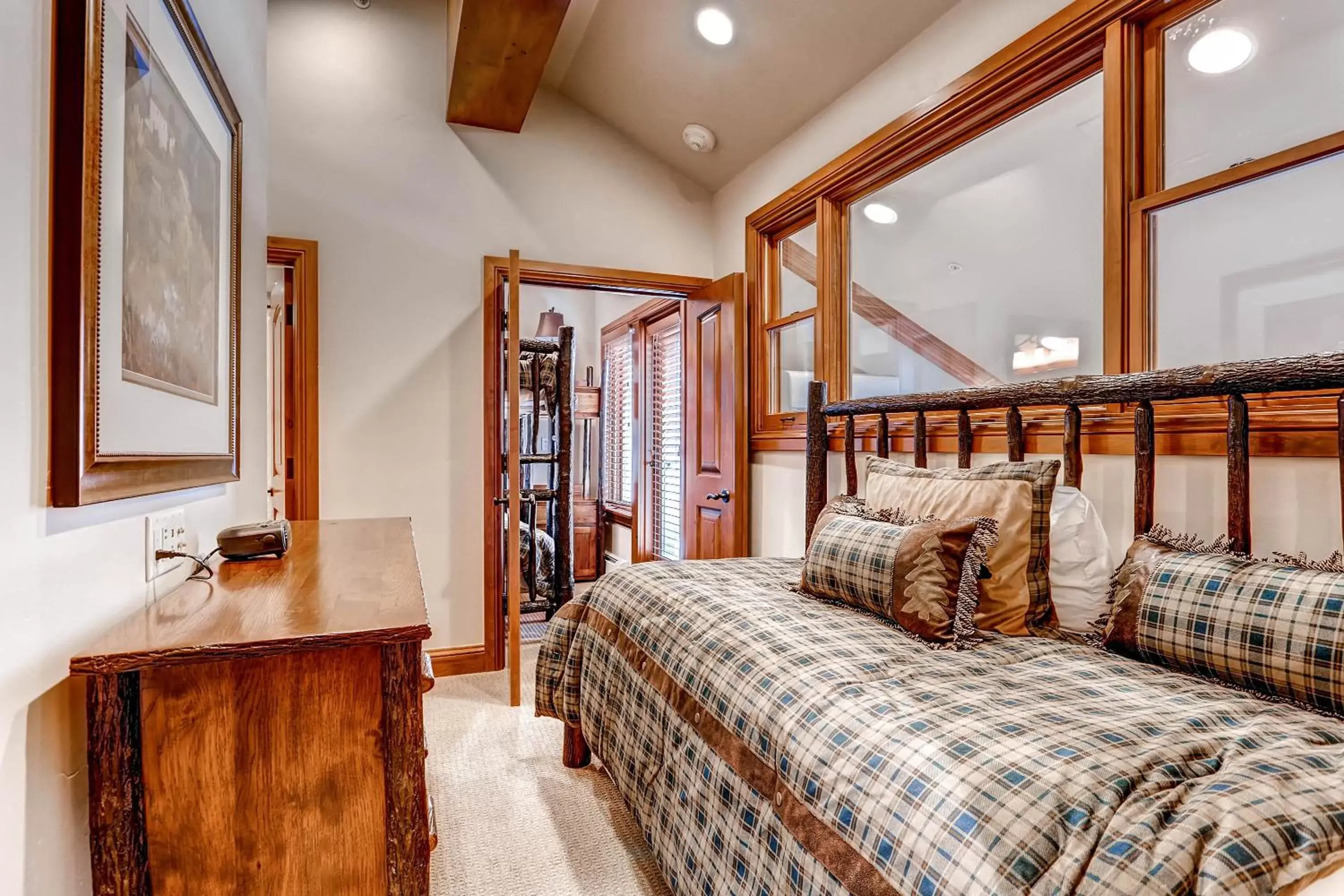 Seating area, Bed in Lion Square Lodge