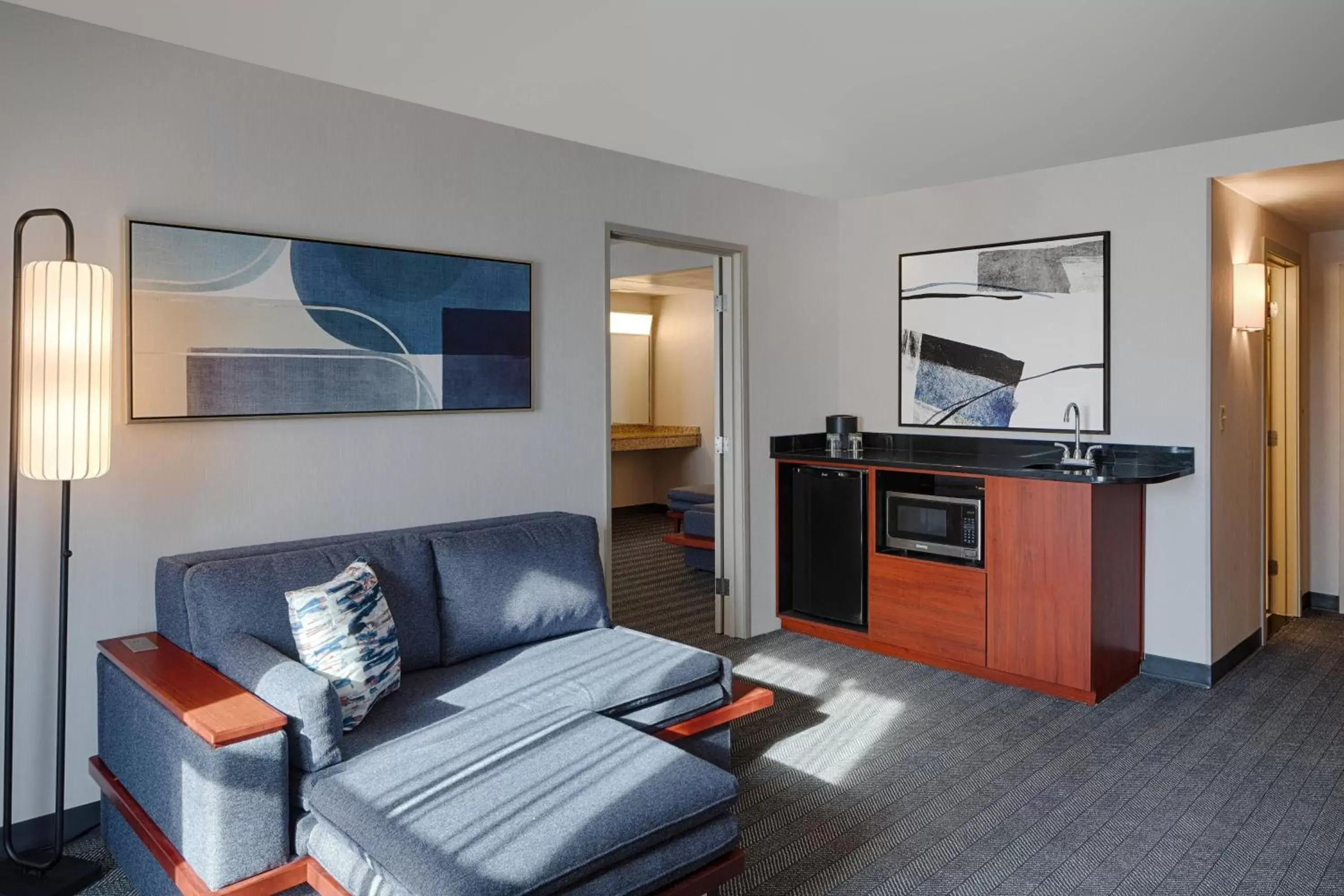 Living room, Seating Area in Courtyard by Marriott Springfield Downtown