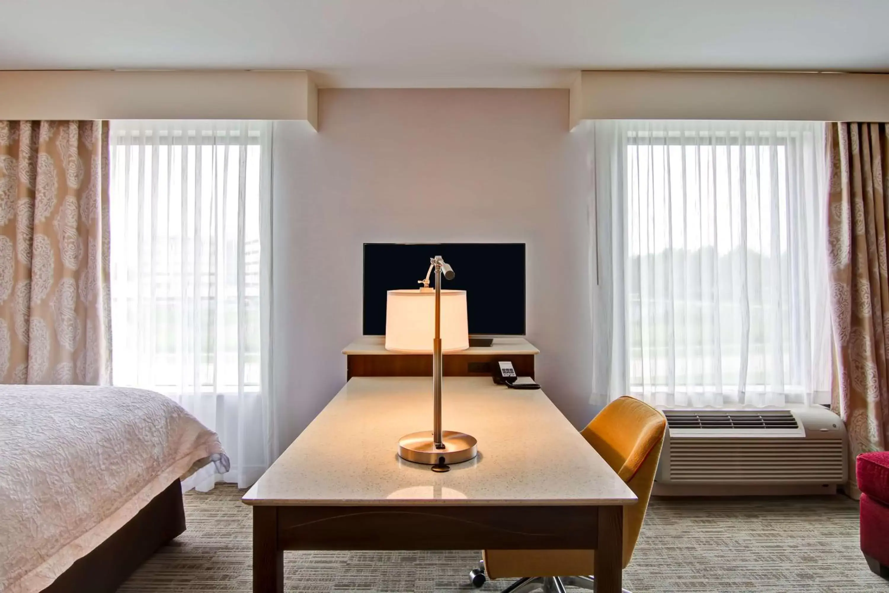 Living room, Seating Area in Hampton Inn & Suites Detroit/Troy