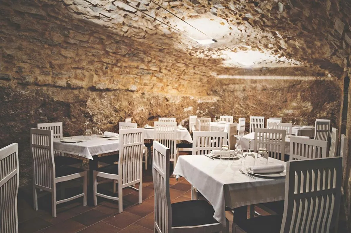 Restaurant/places to eat in Hotel Leonor de Aquitania