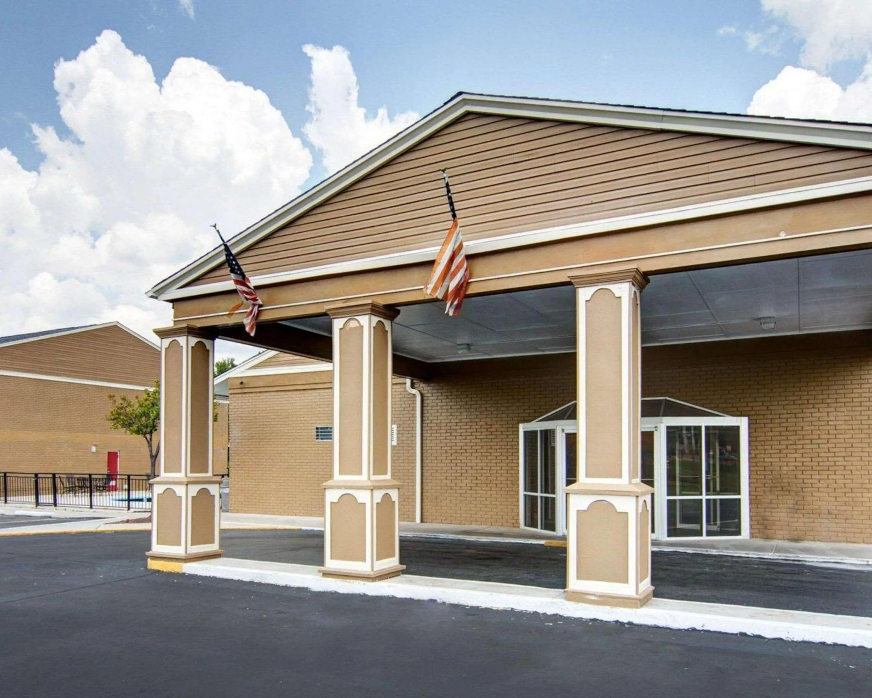 Property building in Econo Lodge Pine Bluff