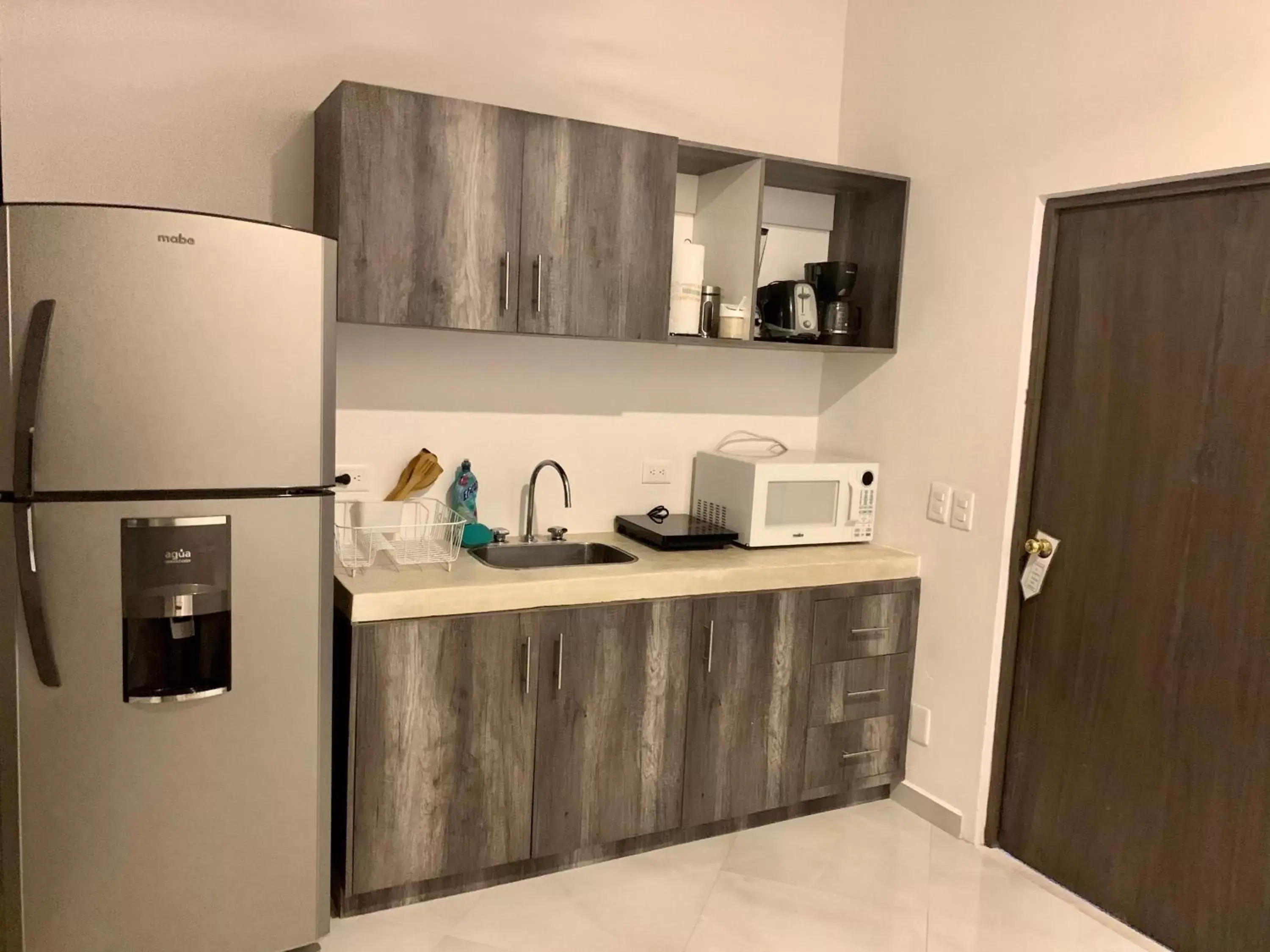 Coffee/tea facilities, Kitchen/Kitchenette in SILVERSANDS Hotel Boutique - 5Th Ave
