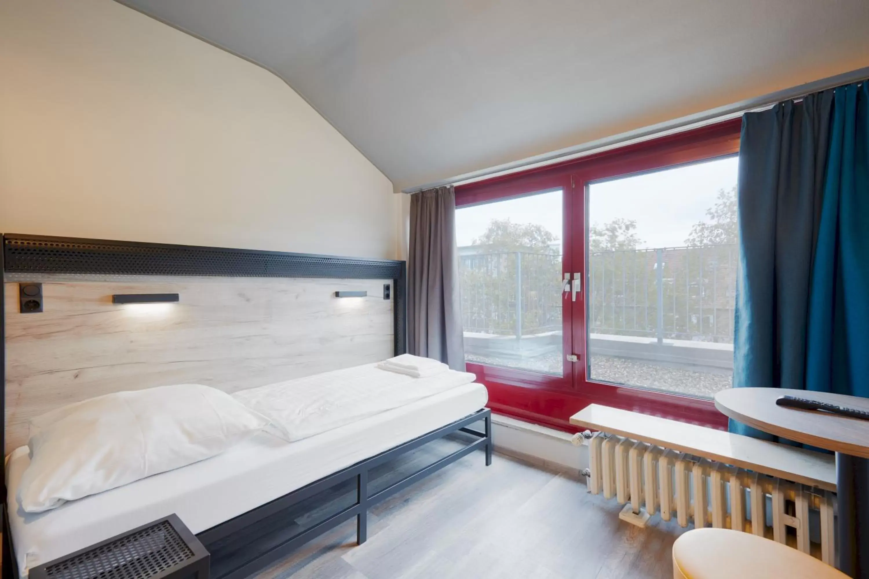 Photo of the whole room, Bed in a&o Düsseldorf Hauptbahnhof