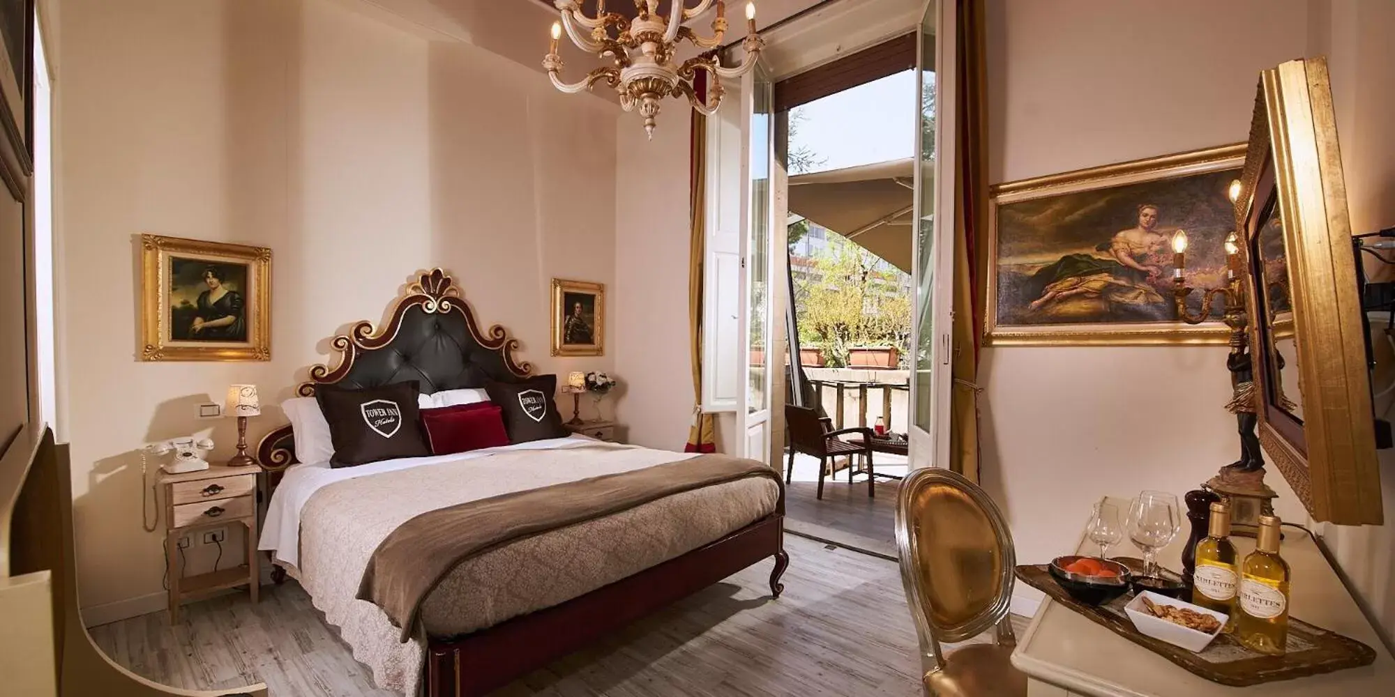 Bed in Villa Tower Inn