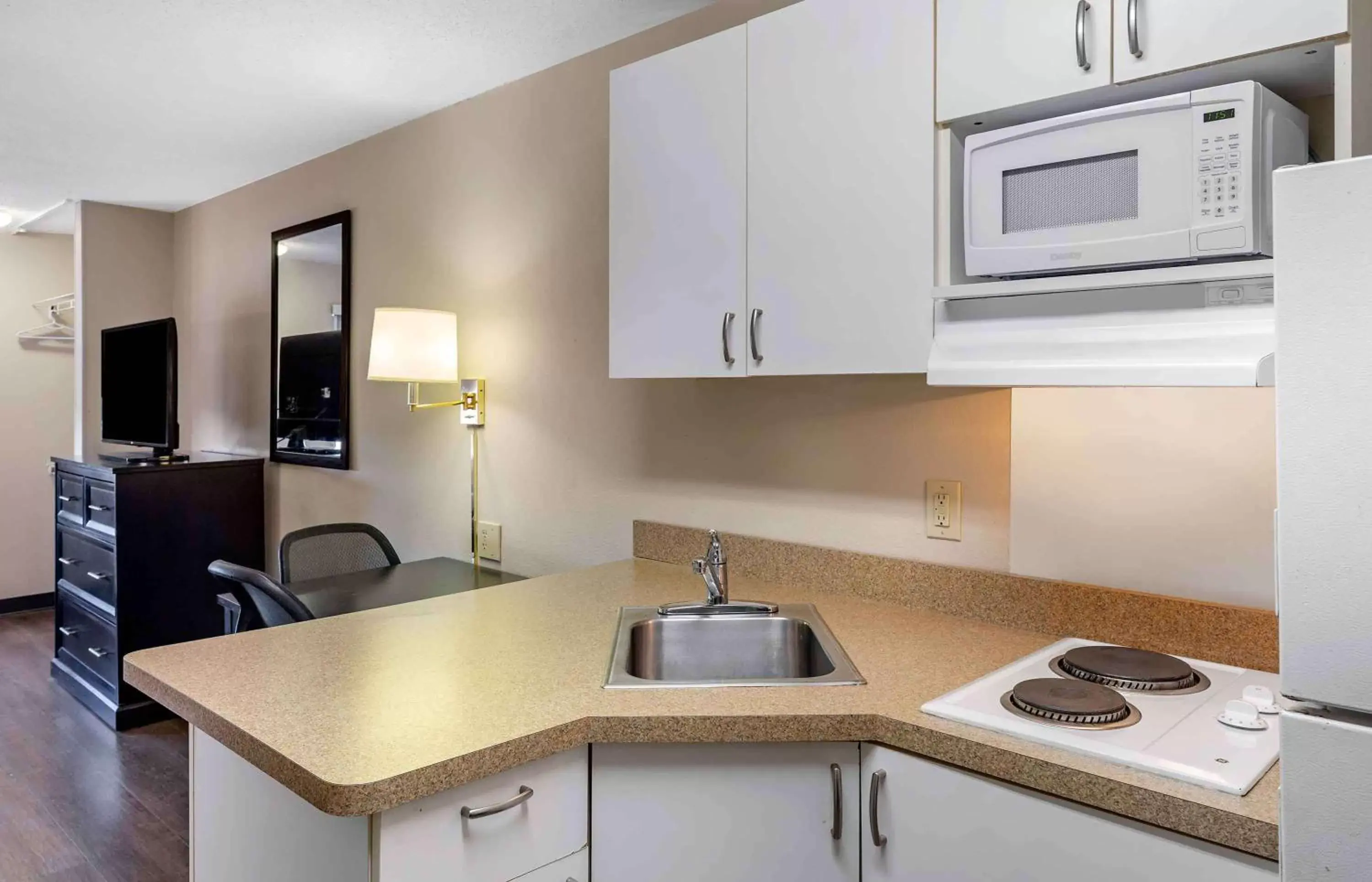 Bedroom, Kitchen/Kitchenette in Extended Stay America Suites - Boston - Braintree