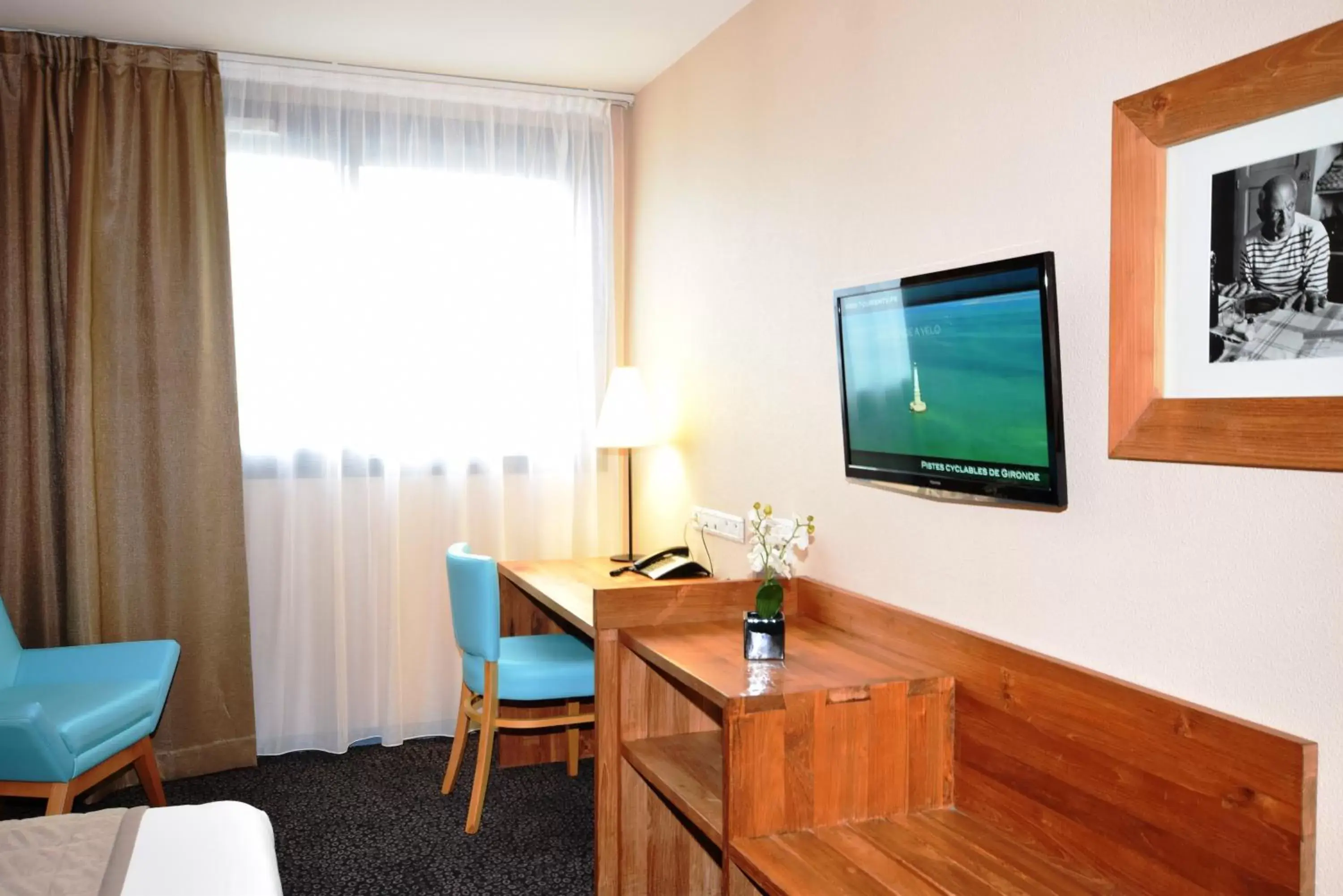Bedroom, TV/Entertainment Center in Kyriad Prestige Bordeaux Aeroport