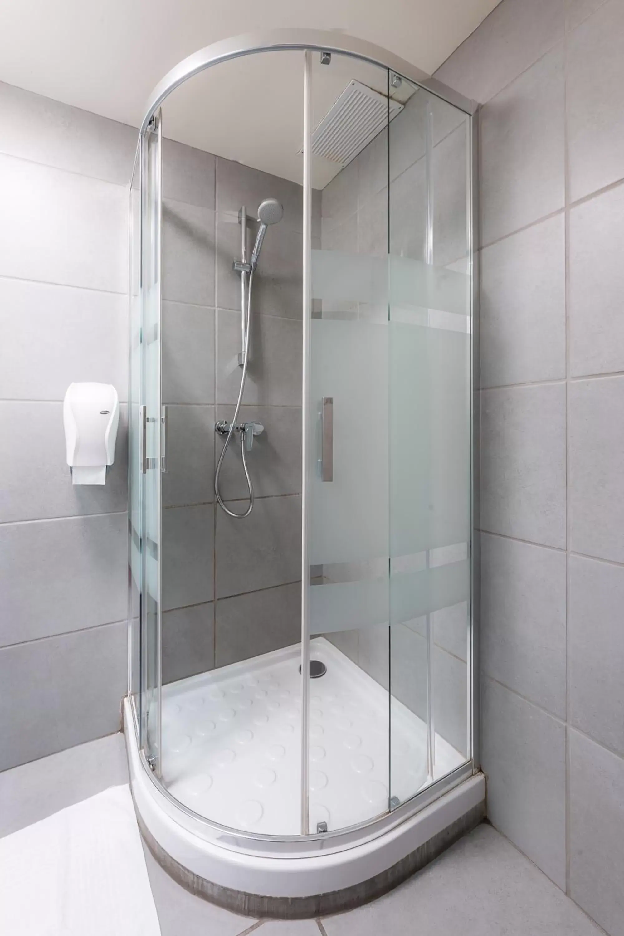 Shower, Bathroom in Hôtel du Helder