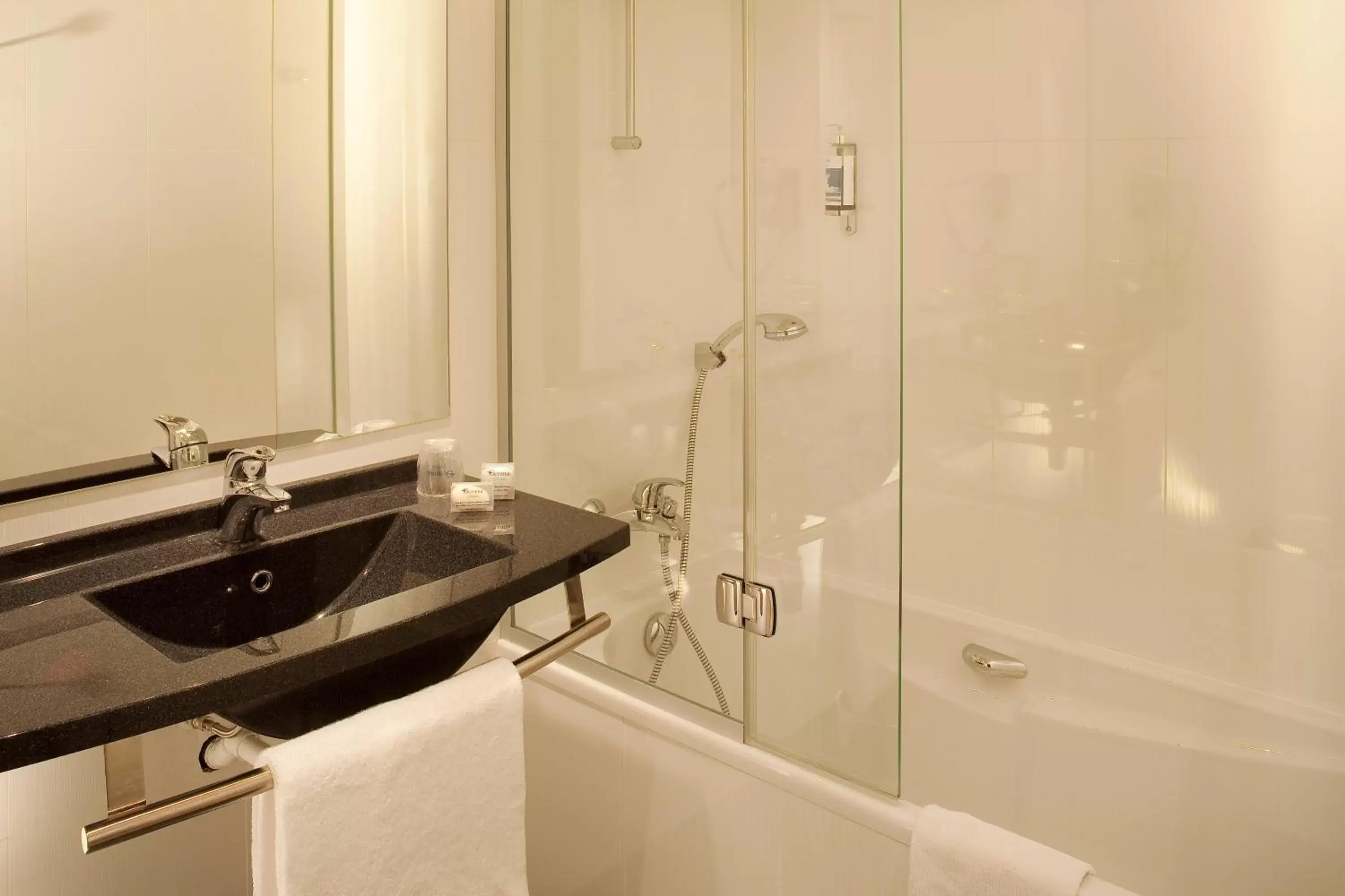 Shower, Bathroom in Escale Oceania Marseille Vieux Port
