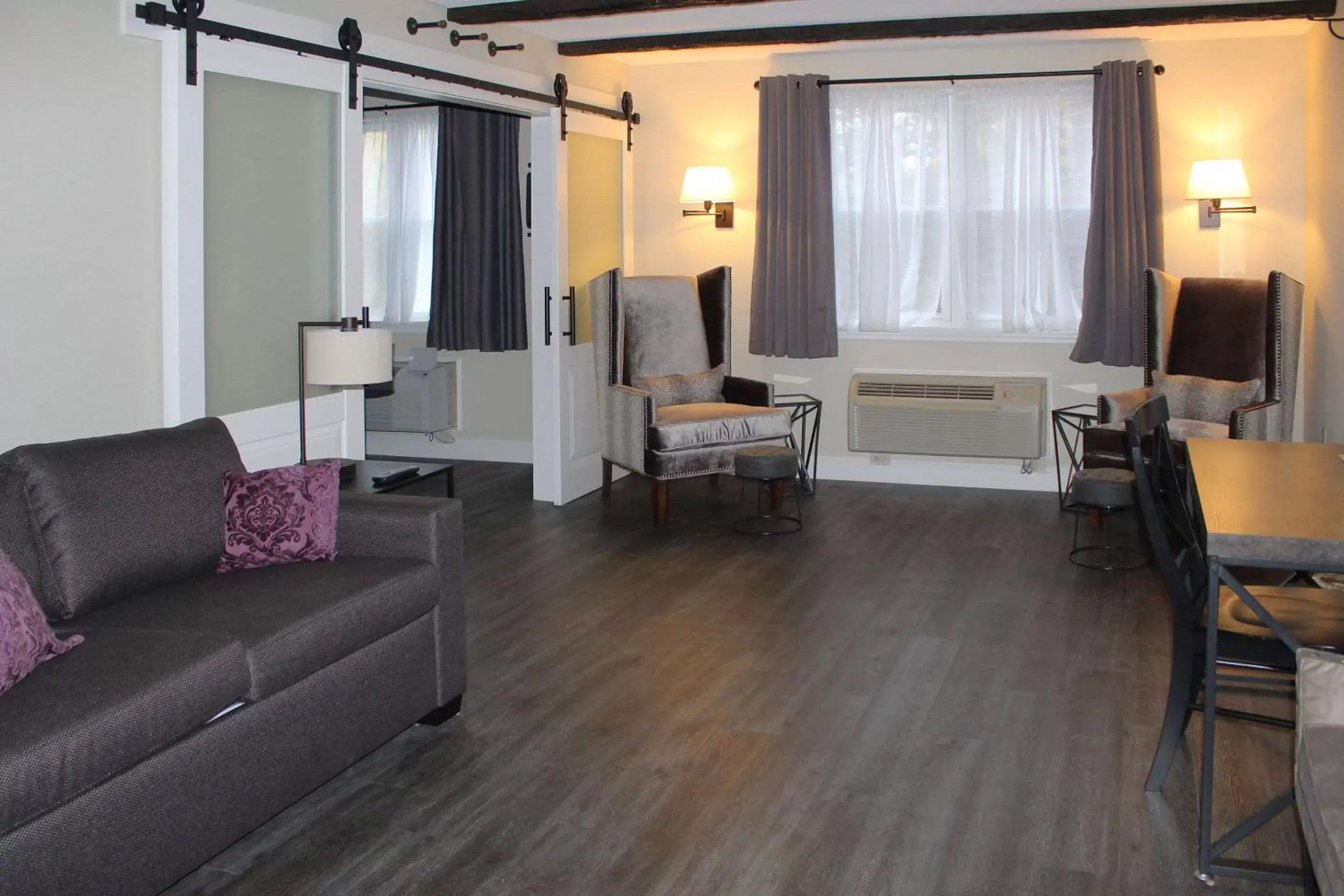 Bedroom, Seating Area in The Inn at Century House