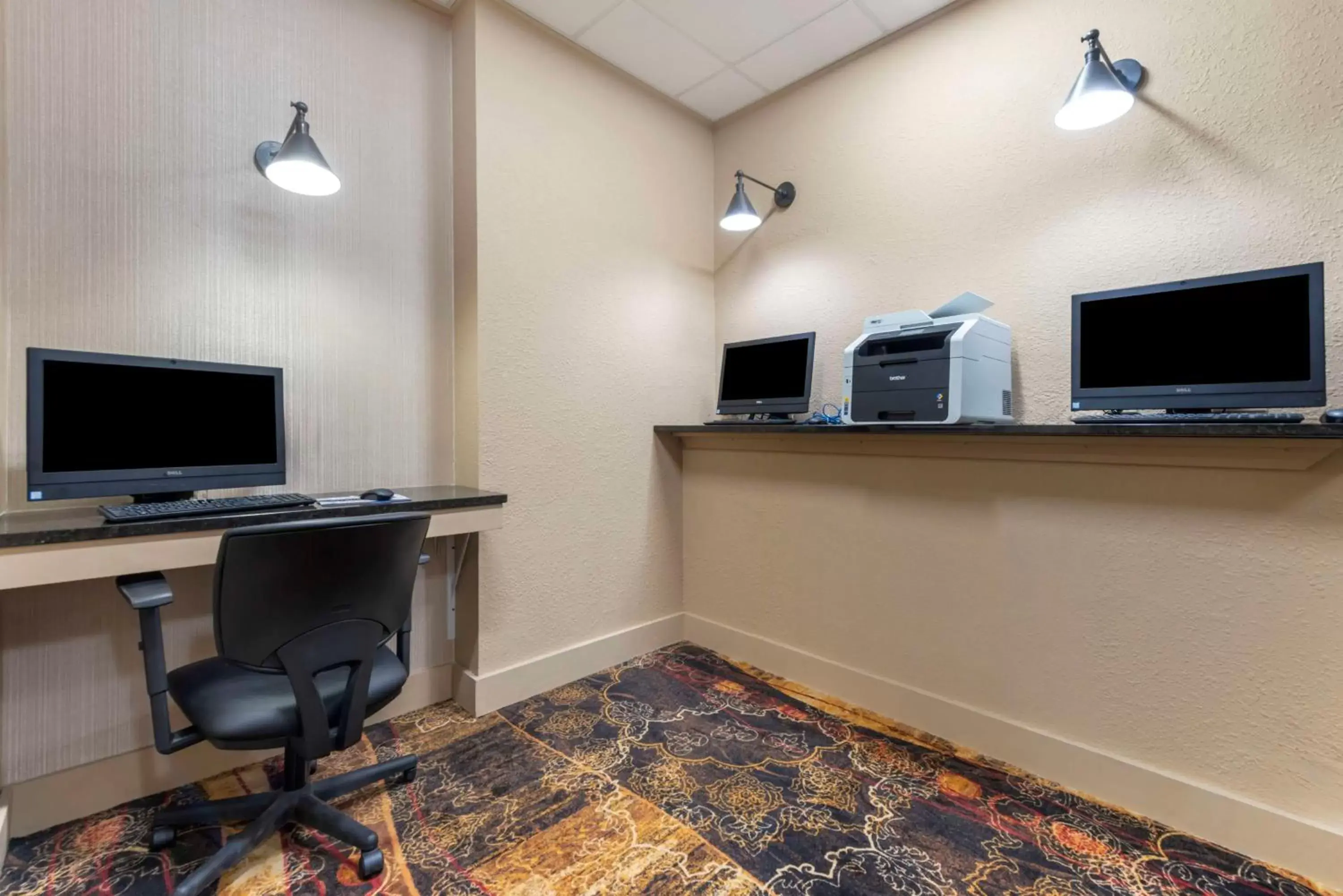 Business facilities, TV/Entertainment Center in Best Western Plus Ramkota Hotel