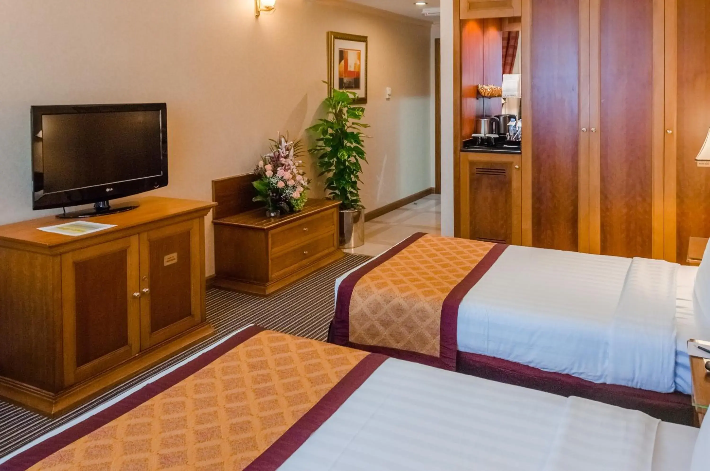 TV and multimedia, Bed in Avenue Hotel Dubai