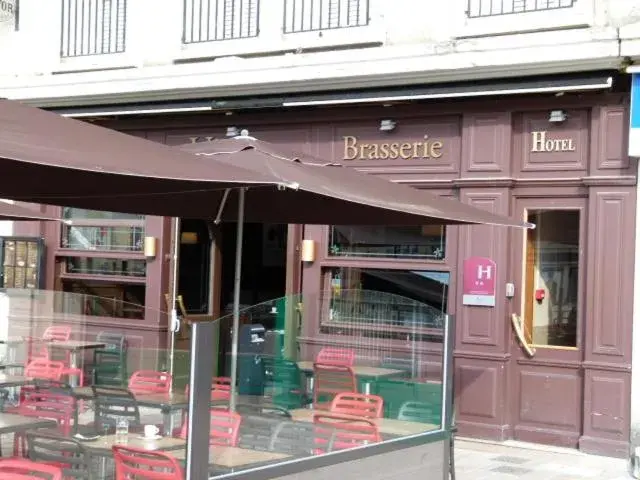 Property building, Facade/Entrance in Hôtel Victor