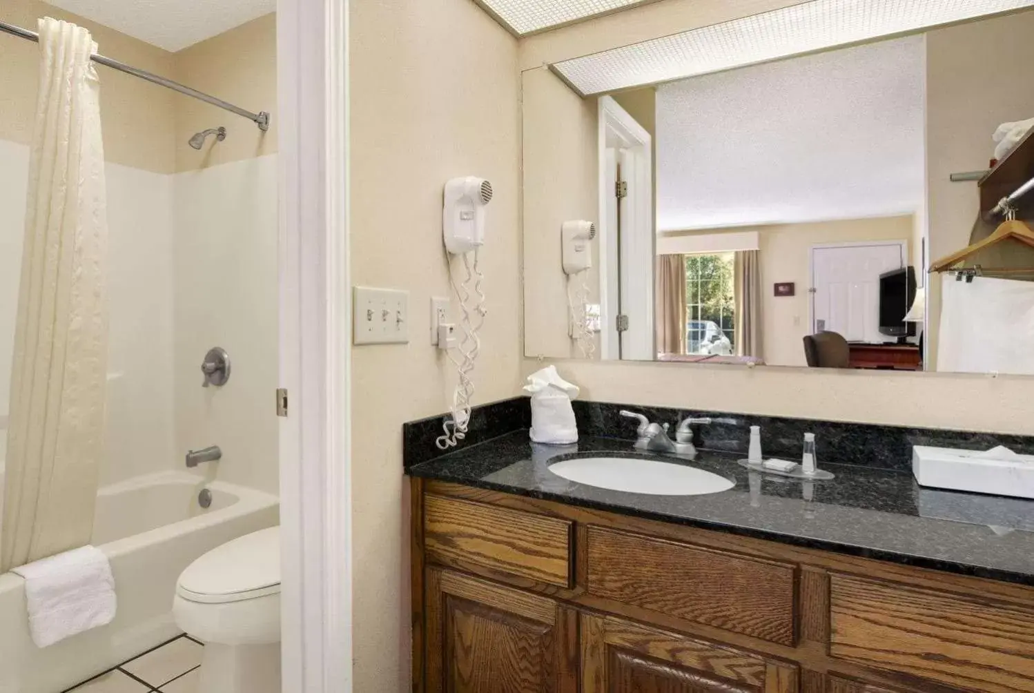 TV and multimedia, Bathroom in Baymont by Wyndham Eufaula