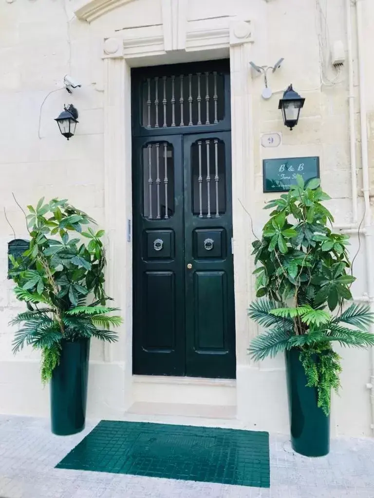 Facade/Entrance in B&B Toma Street