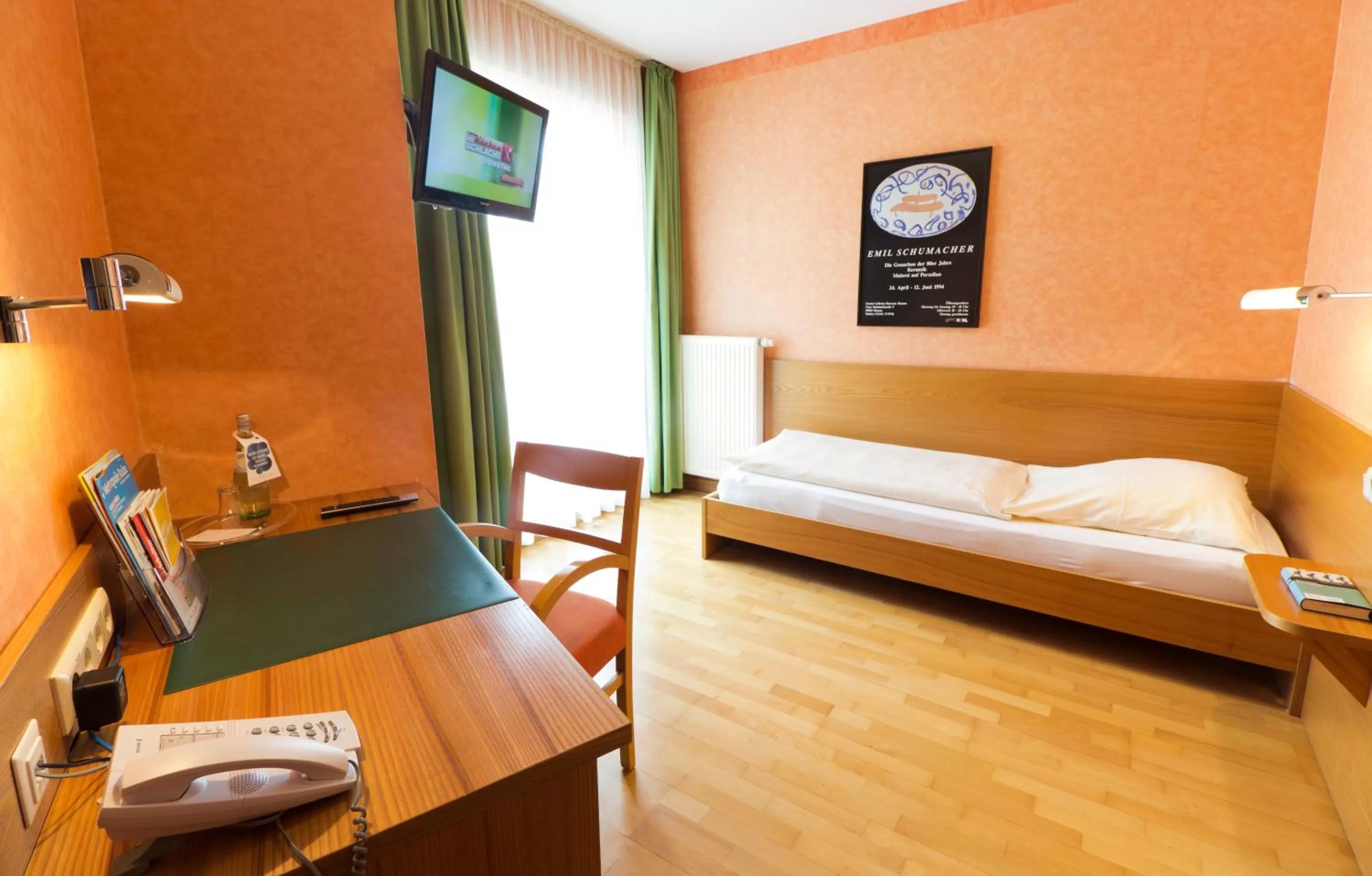 Photo of the whole room, Bed in An der Persiluhr Stadt-gut-Hotel