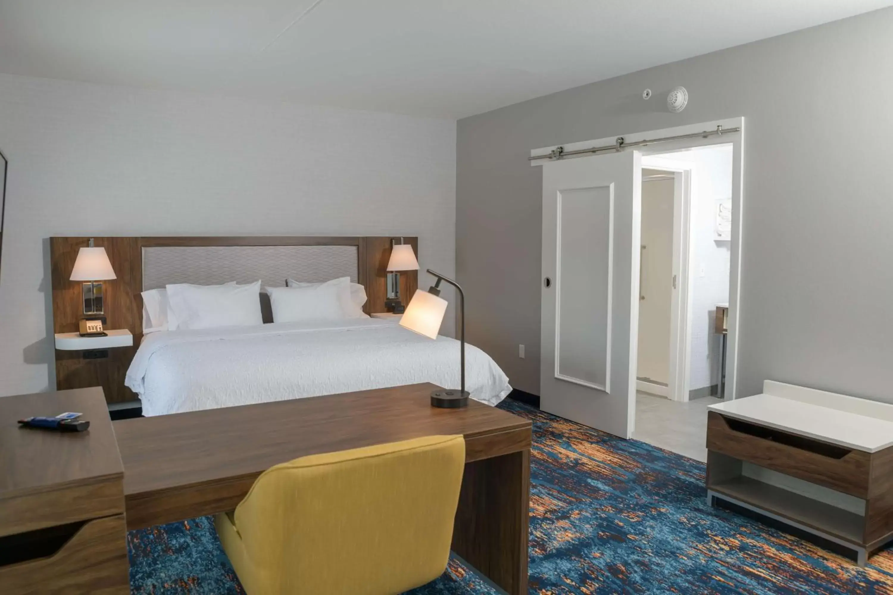 Bedroom, Bed in Hampton Inn & Suites Erie Bayfront