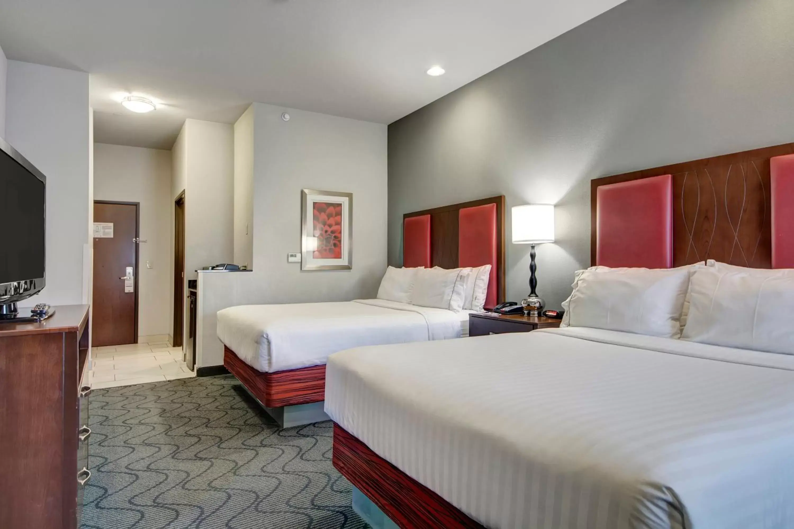Photo of the whole room, Bed in Holiday Inn Express and Suites Oklahoma City North, an IHG Hotel