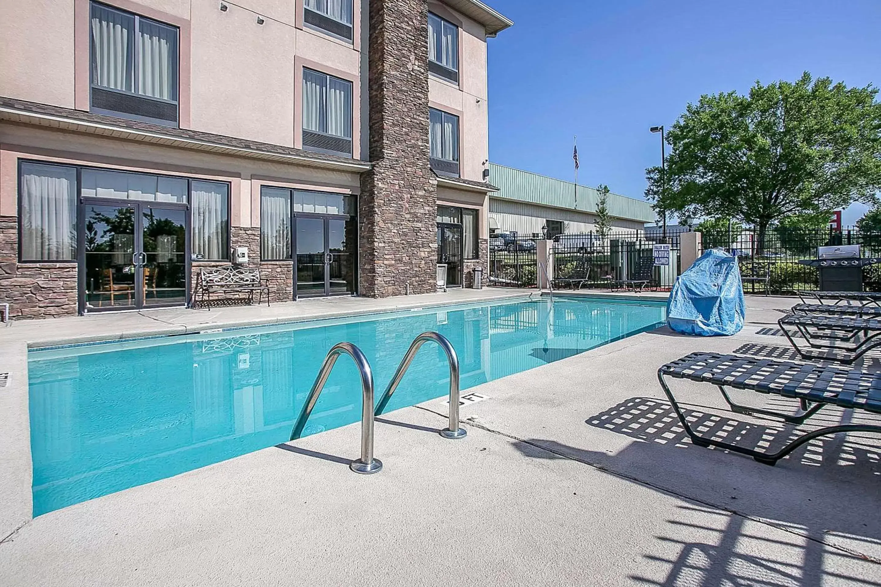 Swimming Pool in Comfort Suites Augusta Riverwatch