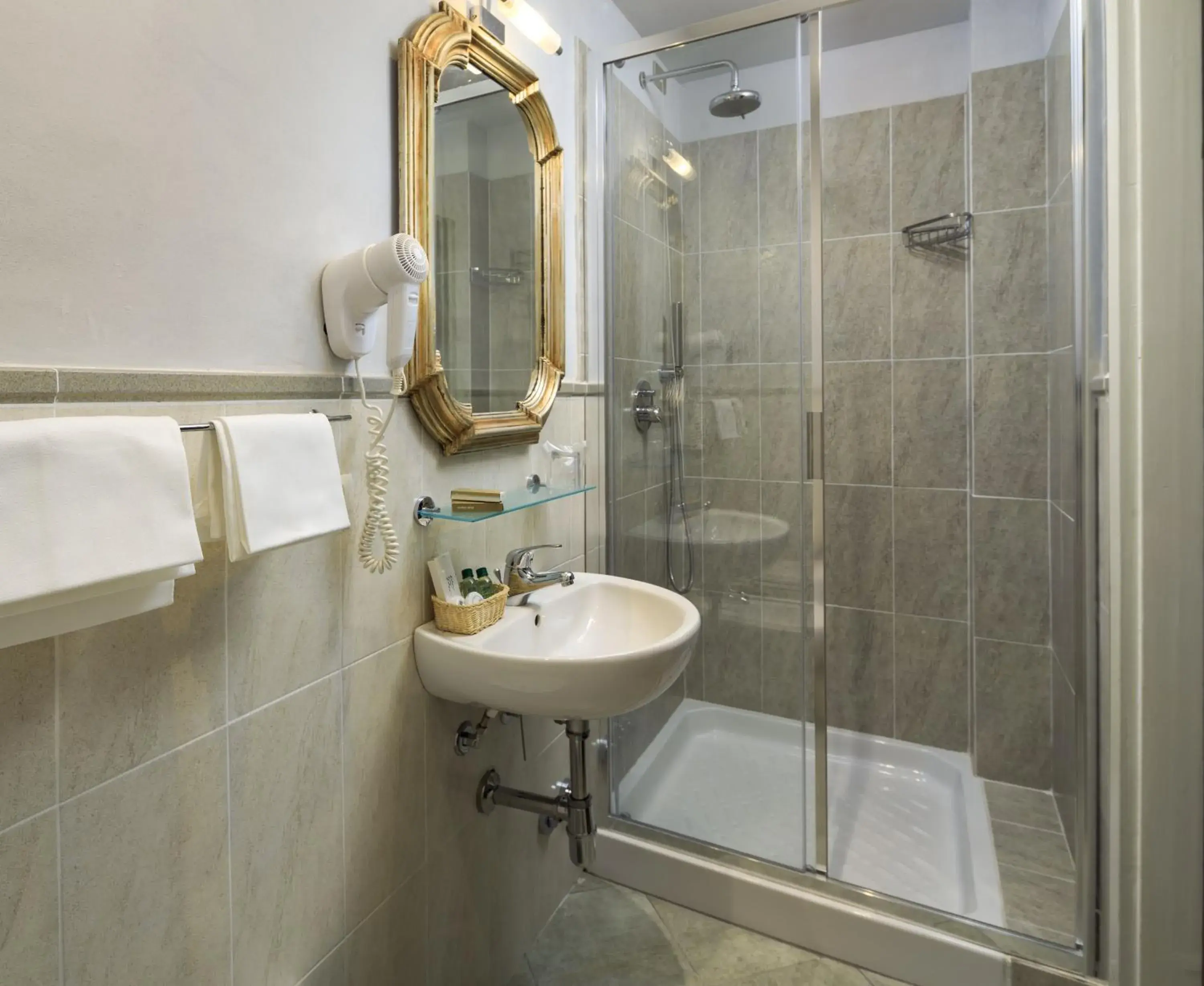 Shower, Bathroom in Hotel Villa Carlotta